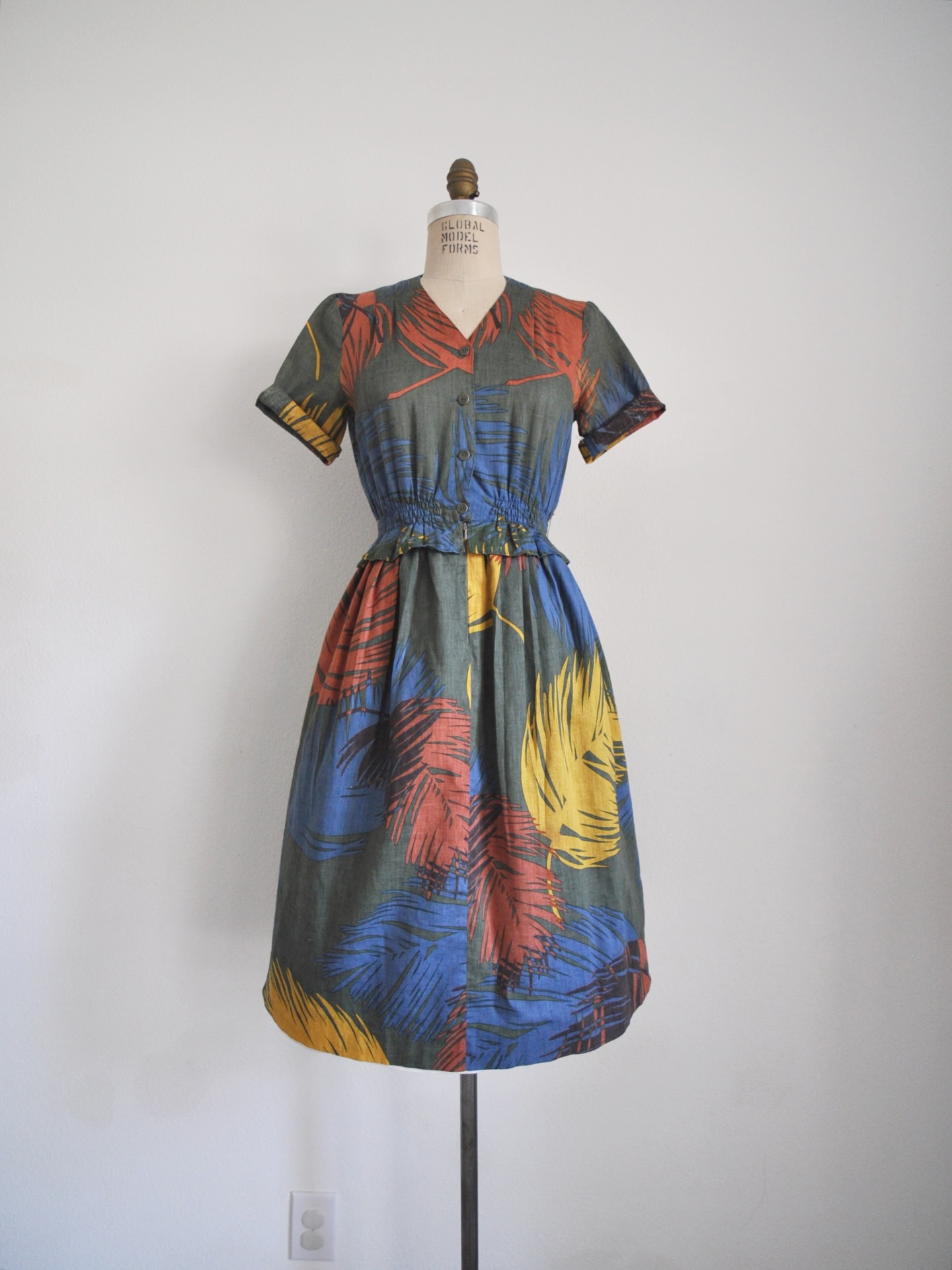 💙SOLD💙1970’s cotton peplum dress. Front functional buttons, elastic waist. Bust: 36” Waist: 24-35” Length: 41.5