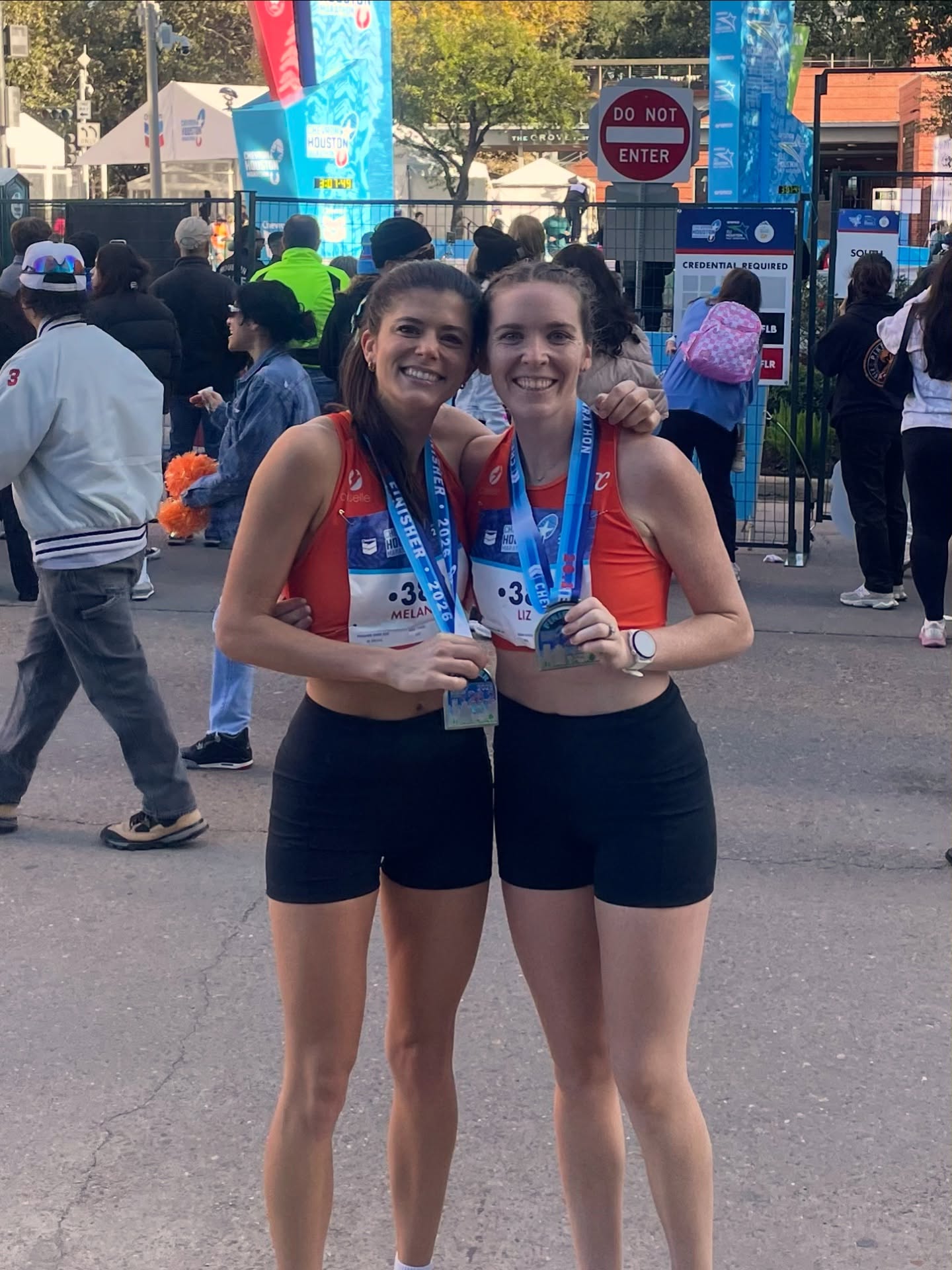 Big day in Houston!!! Congrats to Mel and Liz on their PRs this morning! Results ⬇️
@melvlasic: 2:40:55 (previous PR 2:44), 23rd place!
@lizmcgroarty: 2:43:24 (previous PR 2:49), 26th place!
👏🏻👏🏻👏🏻 congrats, ladies!