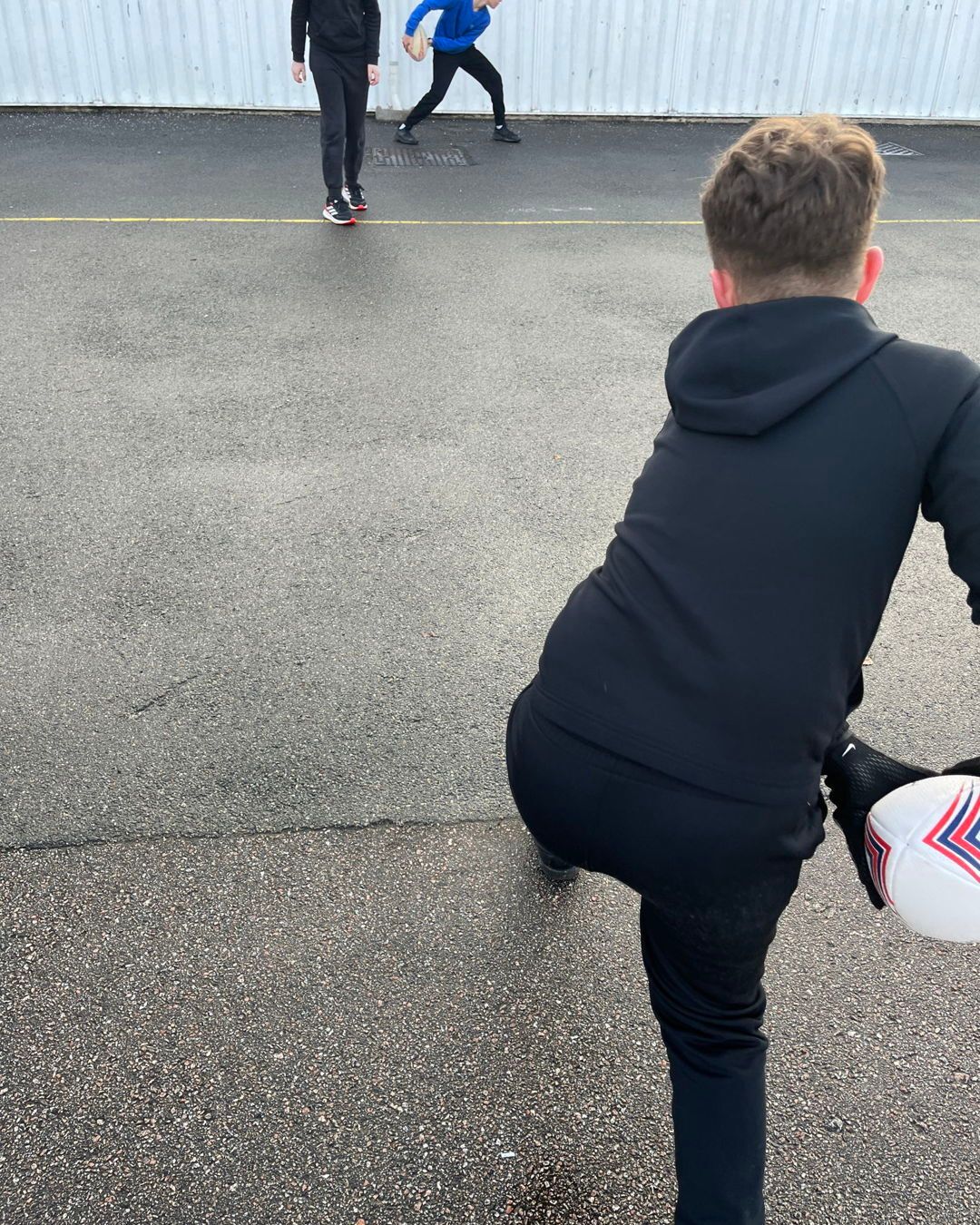Our Year 6 students have been diving back into their learning with enthusiasm! This term, they are focusing on their new rugby topic. They’ve been mastering the art of throwing and catching, developing both their skills and teamwork!
#RugbySkills #Year6Learning #OutdoorPE