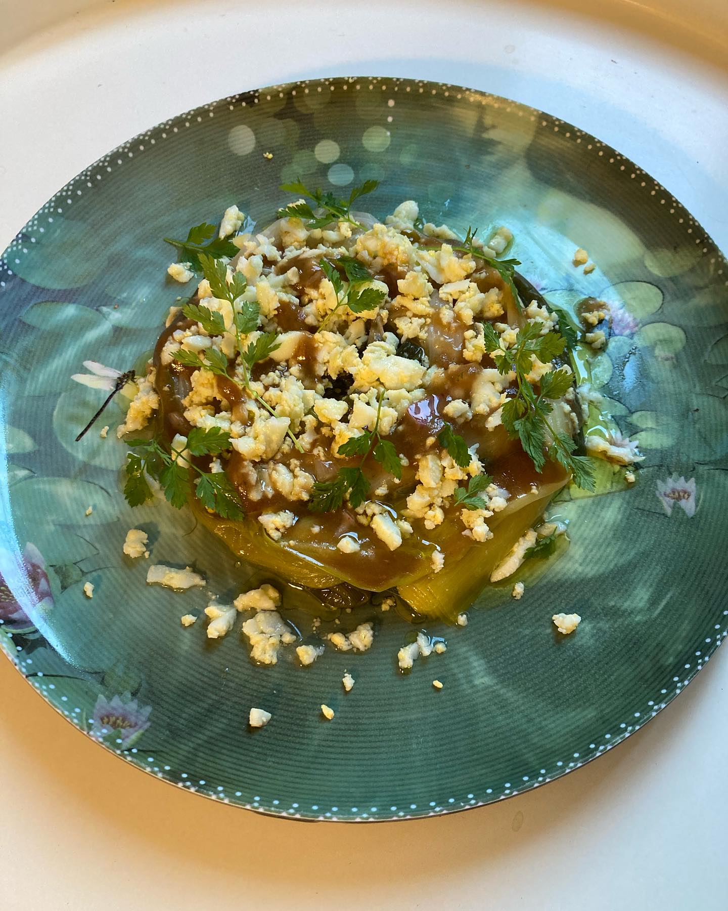 Le sacré poireau vinaigrette mimosa!
Oh la la! J’adore trop le poireau vinaigrette surtout avec ce petit œuf écrasé dans sa vinaigrette!
Une recette traditionnelle de bistrot ou de traiteur, super réconfortante et addictive, qui a de nombreux bienfaits surtout si vous avez attrapé un petit coup de froid sur le ventre! Vous trouverez la recette déjà publiée sur mon blog (lien dans ma bio).
Pour 2 personnes: 4 poireaux, 1 œuf, 1/2 échalote, 1 c.à café de moutarde au miel, 1 c.à soupe de vinaigre balsamique, 4 c.à soupe d’huile d’olive, quelques brins de cerfeuil (sinon de ciboulette), sel, poivre.
Bien nettoyer les poireaux, en coupant les parties vertes les plus dures, en les coupant dans la longueur pour bien enlever le sable.
Les ficeler ensemble et les cuire 20 minutes a l’eau bouillante salée. Bien les égoutter dans une passoire.
Pendant ce temps, cuire les œufs 10 minutes, les rafraîchir sous l’eau froide, les écaler, les écraser à la fourchette, blancs et jaunes séparés.
Éplucher l’échalote et la hacher le plus finement possible. Ajouter la moutarde, le vinaigre, le sel, le poivre, puis l’huile et bien émulsionner en vinaigrette un peu épaisse. Ajouter les blancs d’œufs, bien mélanger avec la vinaigrette.
Servir les poireaux tièdes, bien présentés en petits nids sur chaque assiette individuelle. Arroser de vinaigrette et finir en ajoutant le jaune d’œuf écrasé et quelques feuilles de cerfeuil.
NB: Une belle présentation est importante pour le plaisir des yeux, avant le plaisir de la bouche, puis celui du Coeur!
#poireaux #poireau #poireauxvinaigrette #vinaigrette #vinaigrettemaison #vinaigrettemimosa #mimosa #madreperlamtc