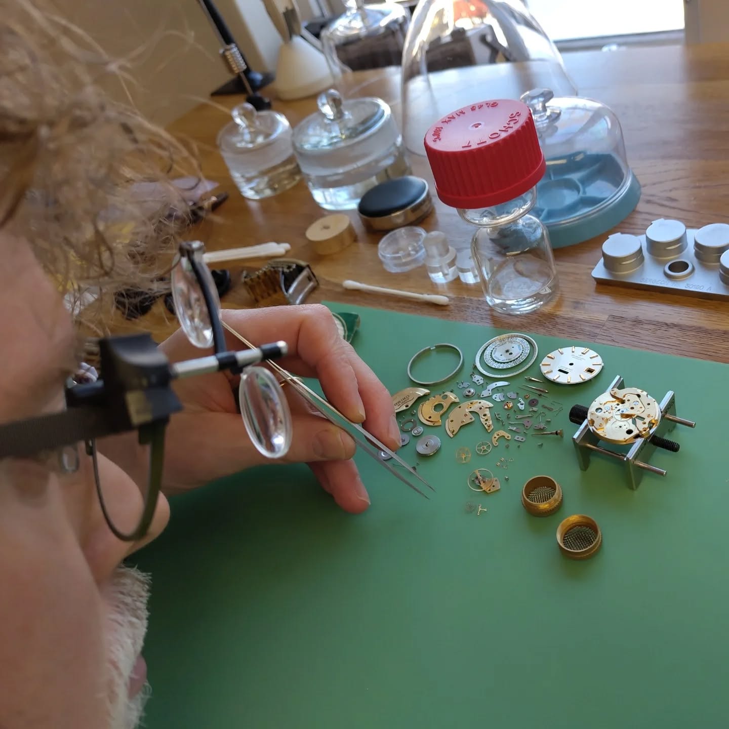 Idag är det Seiko-service (kal. 6206A) på gång i urmakeriet! Trevligt pill inne i värmen. Ha en trevlig vinterhelg allihop! 🤓☃️⌚
#klocka #urmakeri #watch #watchrepairer #tidlösaur