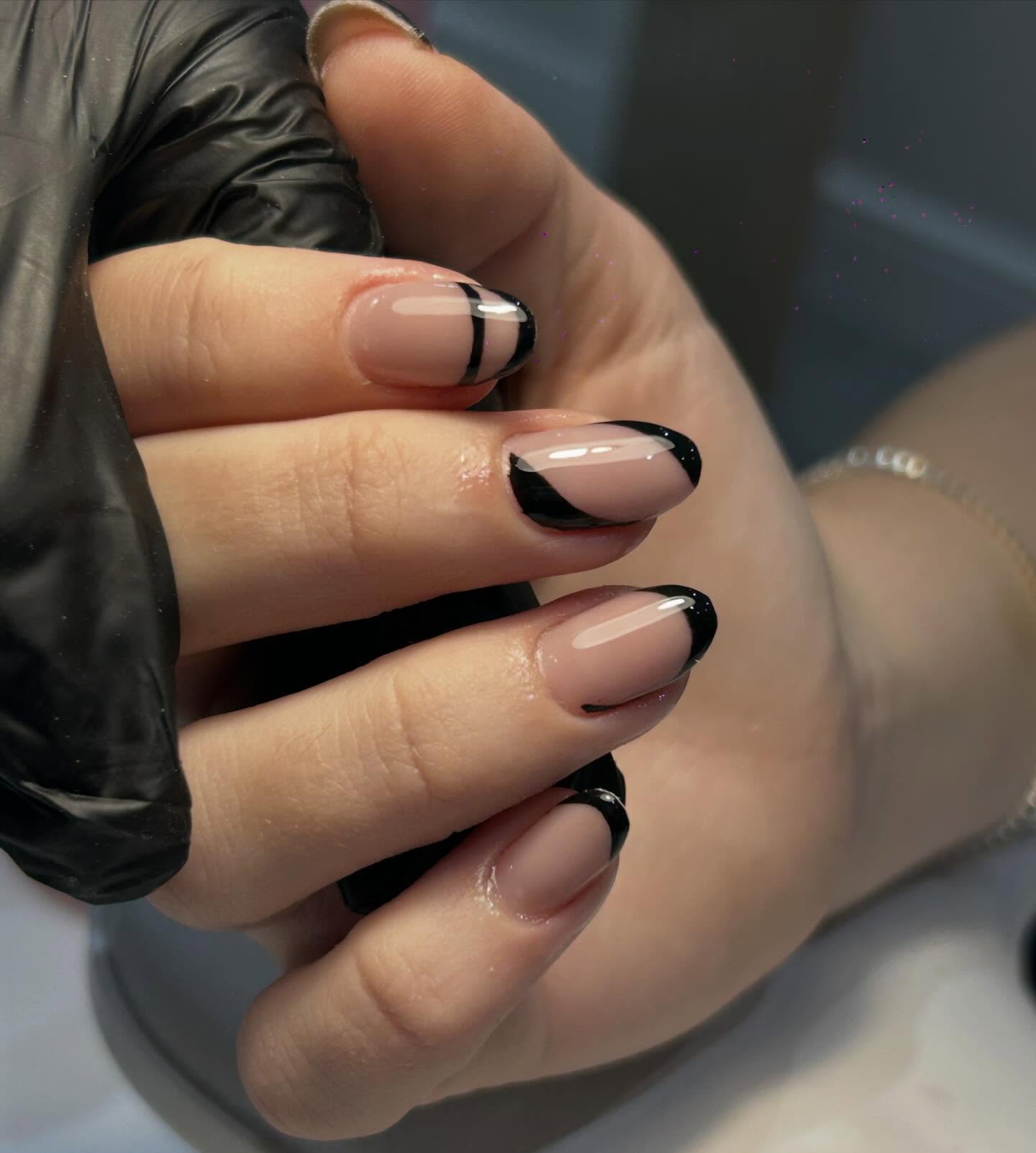 🖤🖤
#biab #jadedbeautystamford #buildergel #blacknailart #glossynails