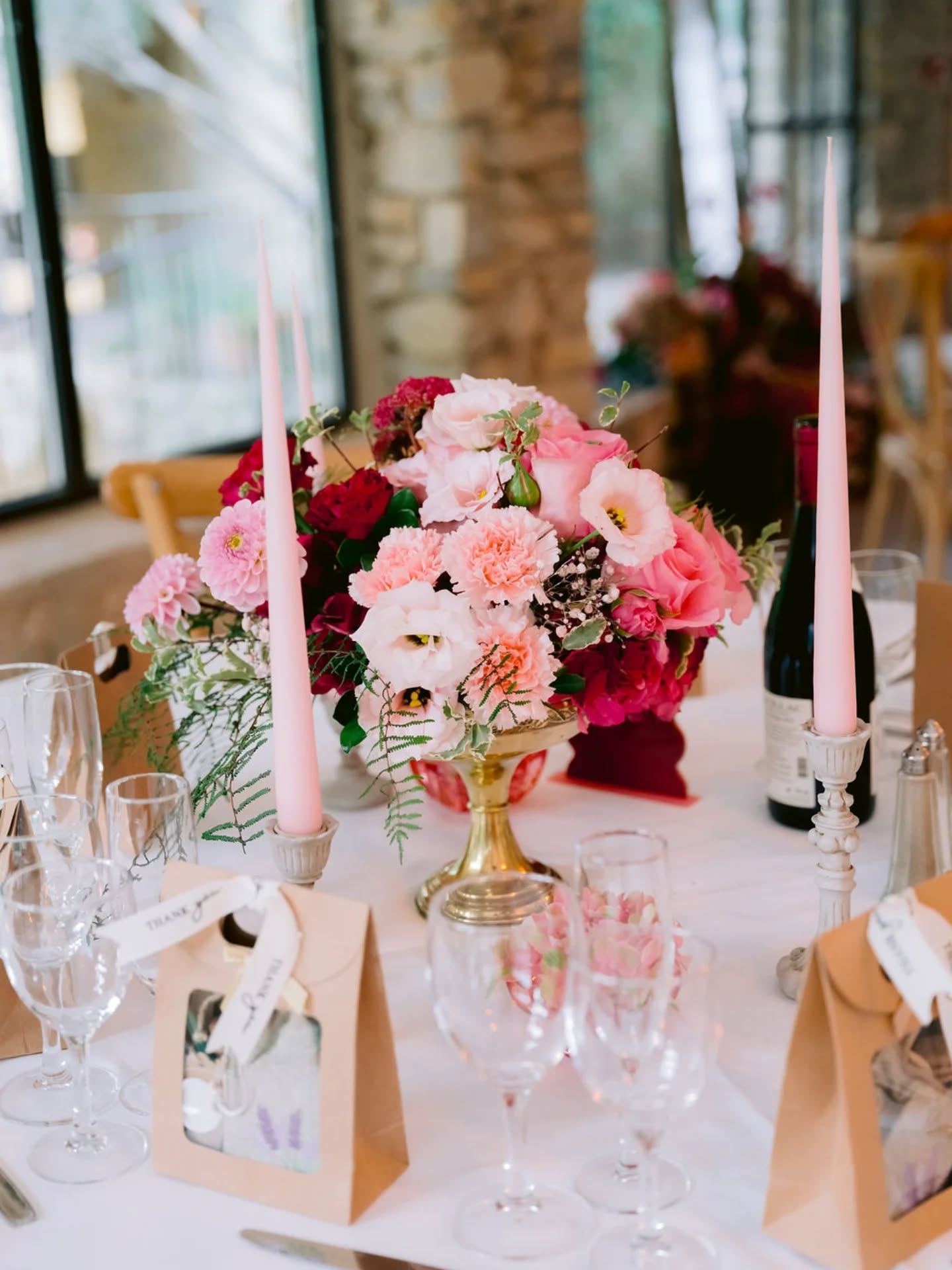 ✨ Un mariage haut en couleur et en émotions ✨
Pour ce joli jour, les mariés ont choisi un dégradé de roses, allant des teintes les plus douces aux nuances fuchsia intenses, pour une ambiance à la fois romantique, élégante et affirmée 💗
Chaque composition florale a été pensée pour jouer avec les volumes, les textures et les contrastes :
des fleurs délicates mêlées à des roses vibrantes, des touches de verdure légère, des bougies élancées pour apporter chaleur et poésie à la table 🌸🕯️
Un décor qui raconte une histoire, celle d’un amour fort, joyeux et sincère.
Merci aux mariés pour leur confiance et pour m’avoir permis de fleurir ce moment si précieux 🤍
Faites glisser pour découvrir les détails de ce mariage fleuri et laissez-vous inspirer 💐
Lieu @lehameaudevalouse
Photographe @clementinec_photographe
Robe @dbcarre
Location @velvetrendezvous
Signalétique @lepetitmacatia
#decorationflorale #mariagechic
#mariagerose #fushiawedding #weddingflowers