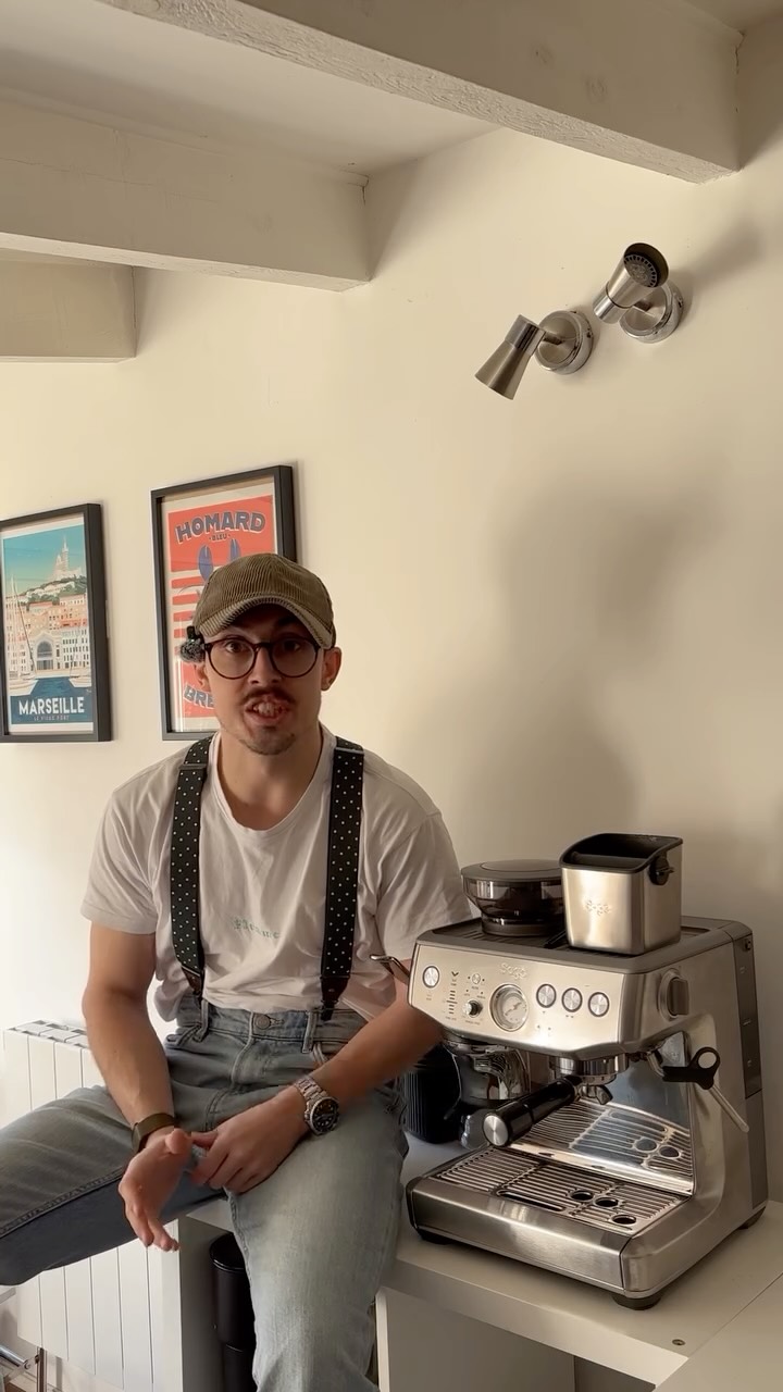 COFFEE 101, ep 17 - ARABICA v. ROBUSTA
La force du café ne vient pas de la machine.
Elle vient de la plante.
L’Arabica pousse souvent en montagne, là où il fait plus frais.
Il pousse lentement, prend le temps de se développer et garde plus de sucre.
Dans la tasse :
1️⃣ un café plus doux
2️⃣ des arômes de fruits ou de fleurs
C’est pour ça qu’il est très utilisé dans le café de spécialité.
Il représente environ 60 % du café dans le monde.
Le Robusta, lui, pousse plus bas, dans des climats plus chauds et humides.
Il pousse plus vite, il est plus résistant et contient plus de caféine.
Dans la tasse :
1️⃣ un café plus fort
2️⃣ plus amer
Il est souvent utilisé dans des mélanges pour apporter de la puissance.
En résumé :
Arabica = plus doux + plus aromatique
Robusta = plus fort + plus amer
#onecupatadiviso
#coffeeaddict #coffee #roasting #specialtycoffee