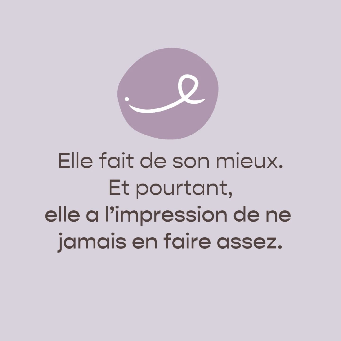 Il y a des mères qui font énormément, mais qui ont l’impression de ne jamais en faire assez.
En post-partum — et particulièrement durant la première année — la fatigue, les injonctions et la comparaison peuvent ébranler la confiance maternelle.
Dans ma pratique de sage-femme, j’entends très souvent ces peurs :
ne pas être assez présente, ne pas en faire assez, abîmer quelque chose chez son enfant.
Ces ressentis sont fréquents.
Ils ne disent rien de la qualité du lien, ni de l’amour, ni de la compétence parentale.
Les attentes envers la “mère idéale” sont devenues si élevées qu’elles dépassent souvent les capacités humaines.
Aucune mère ne peut tout porter seule.
Apprendre à ajuster ses attentes, à reconnaître ce qui est déjà là, et à se soutenir soi-même est un long chemin. Idéalement à parcourir accompagnée.
Si ce post résonne pour toi,
prends ce qui te fait du bien
et laisse le reste.
Et toi, qu’est-ce que tu fais déjà bien comme parent, même quand tu es fatiguée ?
#postpartum
#sagefemmesuisse
#maternité
#matrescence
#soutienpostpartum