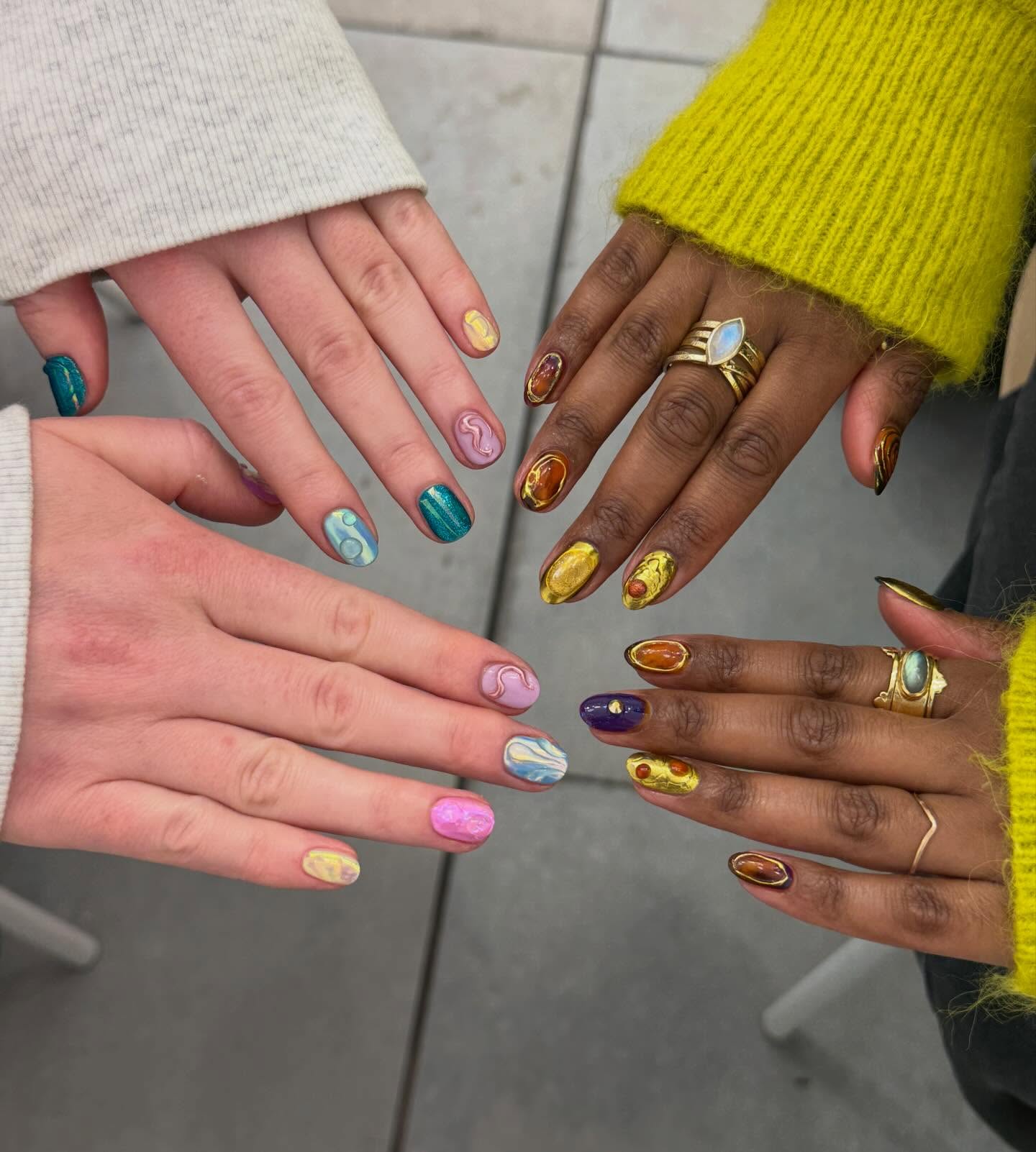 Different hands, one vibe. Colorful nails, shared moments — brightening up cold winter days. ✨💅❄️ @aernails_tracy
.
.
.
#BostonNails #BostonNailSalon #BostonNailTech #NailsBoston #NailTechBoston