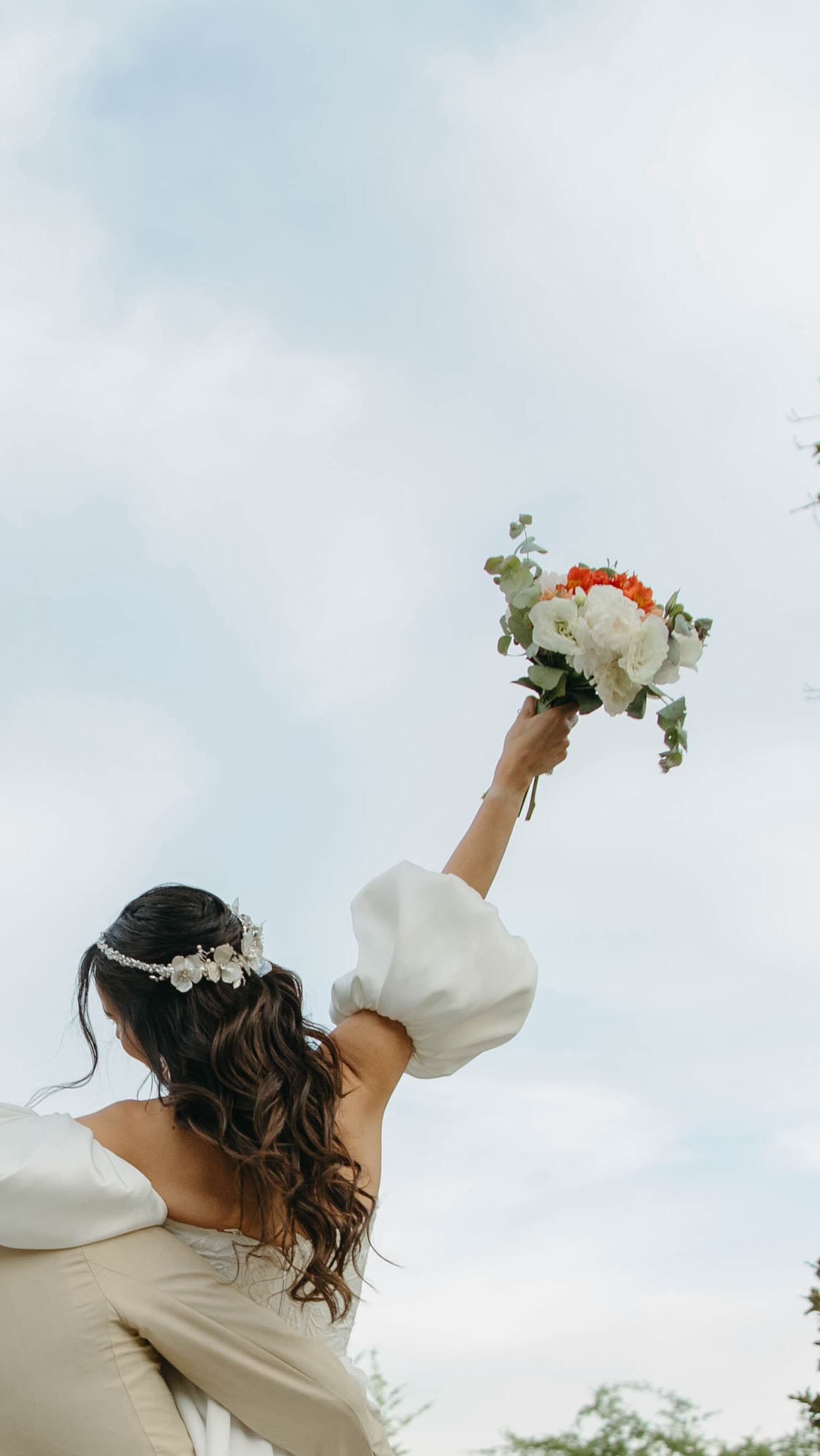 Somos Tati & Orlando, un matrimonio que al igual que tú vivimos todo el proceso de casarse 🥹 sabemos la importancia de lo que es inmortalizar cada momento que transcurre durante su día tan especial, amamos la fotografía desde pequeños, por ende, lo que hacemos lo hacemos por vocación y amor sincero a este arte de la fotografía🤎.
Si estás buscando recuerdos sinceros, con un toque de nostalgia y romance, que a la vez sean profesionales que te guien durante el proceso, que empaticen y hagan un buen match entre lo que ustedes quieren y nuestro estilo, cercanos y proactivos donde puedan sentir total confianza, escribenos al DM! 💌