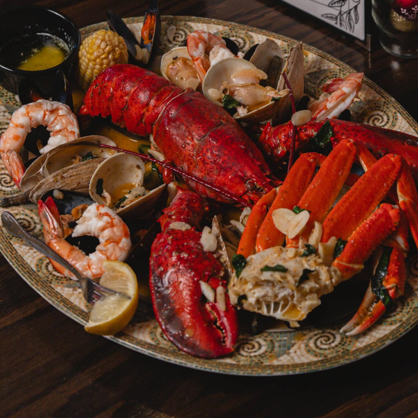 🦞 The Clam Bake: 1¼ lb whole lobster, crab legs, steamers, mussels, clams, and shrimp — steamed in butter and garlic, served with corn on the cob. #PopeisClamBar
#deerparkeats #longislandseafood #longislandfoodies #lirestaurants