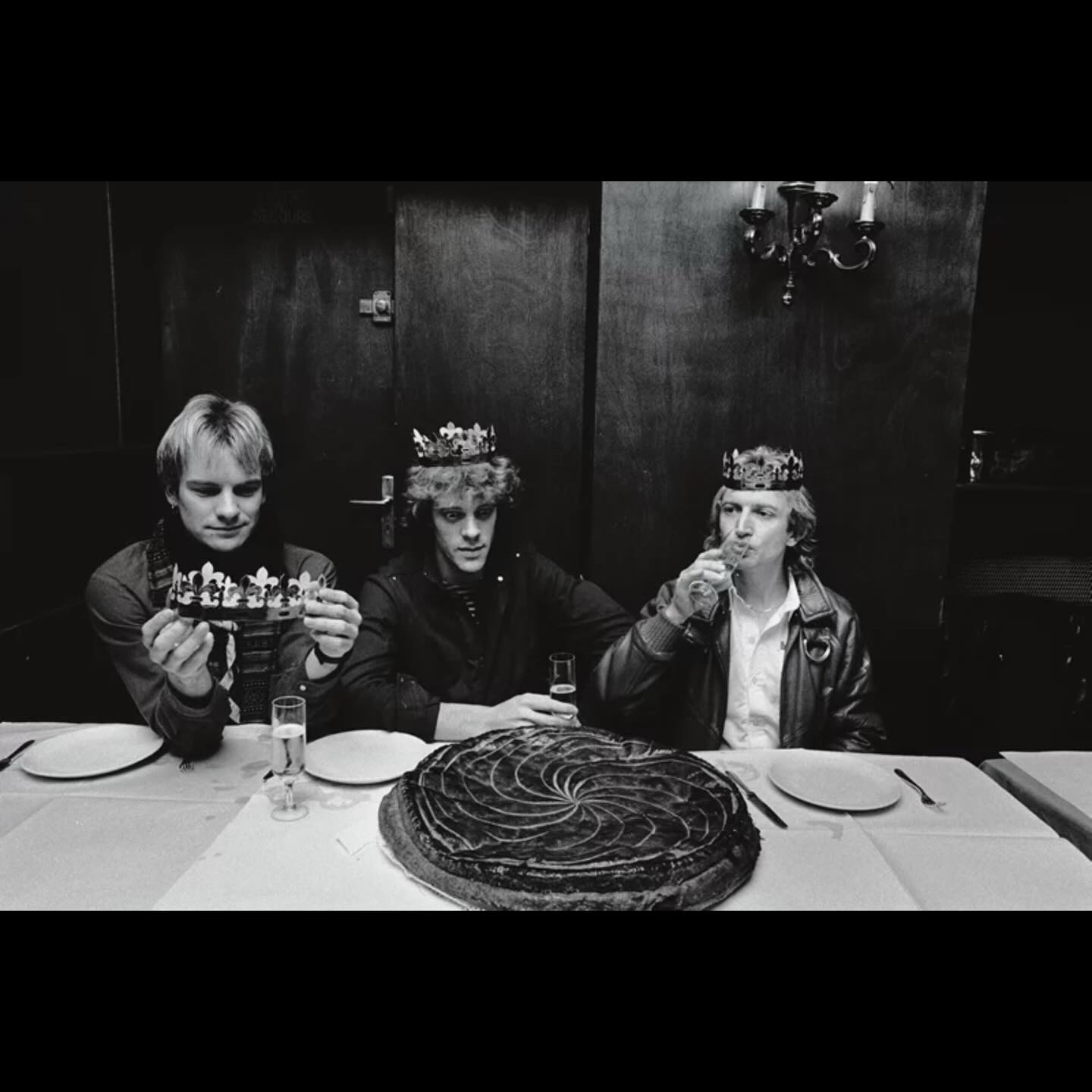 Pour les amoureux du groupe Police🥰
Je publie à nouveau cette photo que j’adore puisque qu’aujourd’hui c’est l’Epiphanie!
📸8 janvier 1982, Sting et le groupe Police, Bar des Théâtres, avenue Montaigne, Paris.
Photographie prise par les Paparazzis Bruno Mouron et Pascal Rostain.
C’est Bruno Mouron qui m’a raconté l’histoire. Il a obtenu pour Paris-Match l’exclusivité des photos du groupe de rock à Paris pendant leur tournée mondiale qui a débuté le 22 août 1981 et s’est terminée le 22 avril 1982.
Une photographie aussi amusante qu’énigmatique sur laquelle on voit les trois artistes : Sting le chanteur bassiste à gauche, Stewart Copeland le batteur au centre et Andy Sumers le guitariste à droite, boire du champagne devant une immense galette des Rois qu’ils n’ont pas commencée. Mais Stewart et Andy portent déjà leur couronne et Sting la regarde avec envie.😉
Photographie en deux formats disponibles sur commande :
40 x 50 cm ed à partir du n°3/15 au prix de 1000€ ou 80 x 120 cm en épreuve d’artiste au prix de 1900€.
Tirage argentique manuel par le studio de Toros Aladadjian signé et numéroté.
#thepolice #collectionstephaniepeyrissac #brunomouronetpascalrostain #paparazzi #epiphany