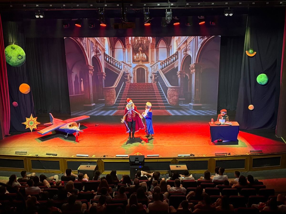 O Pequeno Príncipe 👑 no Bourbon ♥️
#TeatroNoResort #TeatroNoHotel #EventoNoResort #HotelResort #ResortBrasil HospedagemComExperiencia ExperienciaNoResort EntretenimentoParaHospedes ProgramacaoInfantil LazerEmFamilia PequenoPrincipe OPequenoPrincipe TeatroInfantil TeatroParaFamilia ArteParaCriancas CulturaParaCriancas TeatroAoVivo TeatroItinerante EspetaculoTeatral CiaCambaio EventosCorporativos EntretenimentoCorporativo ProgramacaoParaHotel AnimacaoDeEventos EventosEmHotel EventosEmResort EntretenimentoParaEventos ProducaoDeEventos CulturaEmEventos ExperienciasCorporativas Atibaia InteriorSP SaoPauloInterior TurismoSP HotelariaSP