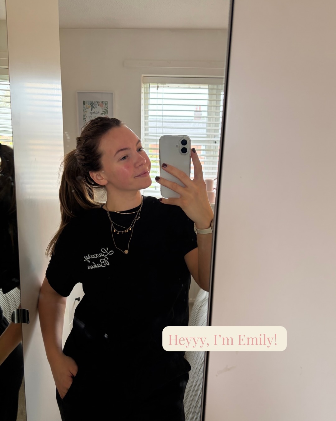 a little hey from me to youuuu 👩🏼🍳✨
i’m emily & if you’re new here then hi! Thanks for following me and my small business 🩷
i always like to introduce myself every so often so you know exactly who’s making your cakes and hosting your workshops hehe x