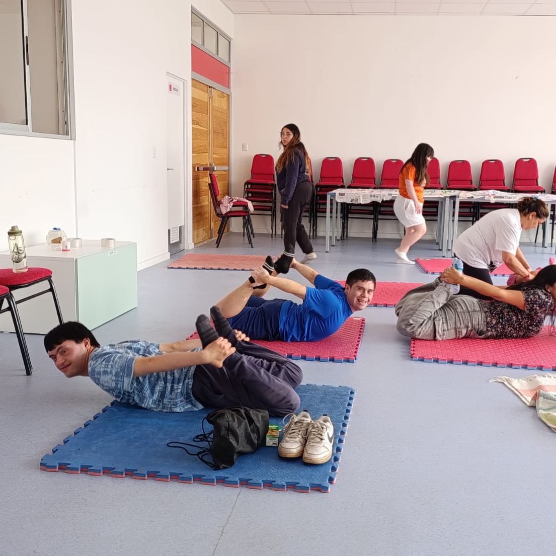 🧘♀️ Taller de Yoga en Edudown – Sede La Serena
Fue una gran ocasión para detenernos, respirar, conectar y, sobre todo, disfrutar y pasarlo bien juntos 💛
A través del movimiento, el juego y la calma, vivimos un espacio lleno de alegría, bienestar y conexión, donde cada uno pudo participar a su propio ritmo.
Les contamos además que seguimos con talleres de verano en todas las sedes de Edudown, creando espacios de encuentro, inclusión y disfrute para niños, jóvenes y familias.
¡Gracias a quienes fueron parte de este lindo momento!