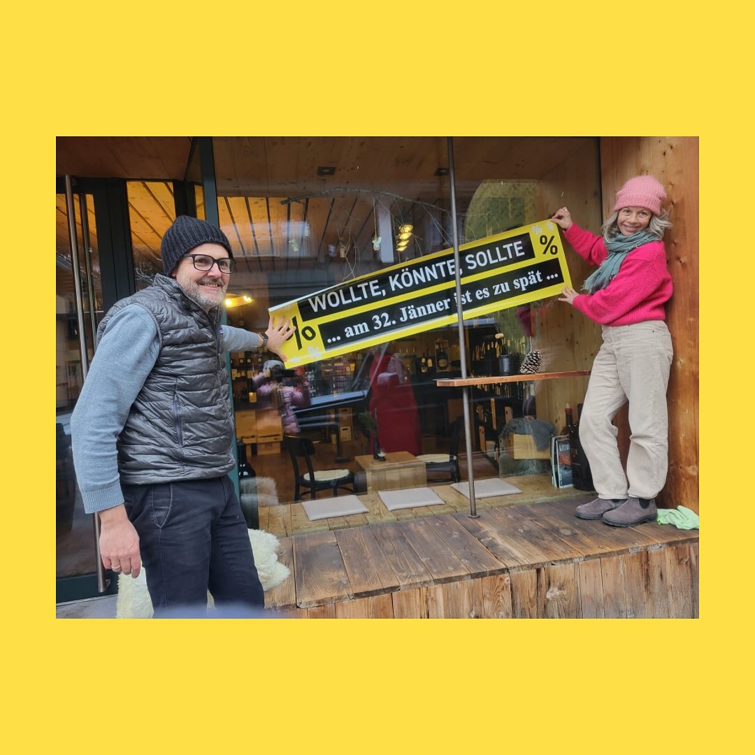 𝗠𝗶𝘁 𝗴𝗿𝗼ß𝗲𝗻 𝗦𝗰𝗵𝗿𝗶𝘁𝘁𝗲𝗻 𝗴𝗲𝗵𝘁 𝗱𝗶𝗲 Ä𝗿𝗮 𝗱𝗲𝗿 𝗪𝗲𝗶𝗻𝗸𝗶𝘀𝘁𝗲 𝗶𝗵𝗿𝗲𝗺 𝗘𝗻𝗱𝗲 𝗲𝗻𝘁𝗴𝗲𝗴𝗲𝗻. 🙌🏼
Bis es am 31. Jänner so weit ist, schenken wir Dir 𝟭𝟬 % 𝗔𝗯𝘀𝗰𝗵𝗹𝘂𝘀𝘀𝗿𝗮𝗯𝗮𝘁𝘁 ✨ auf unser gesamtes 𝗪𝗲𝗶𝗻𝘀𝗼𝗿𝘁𝗶𝗺𝗲𝗻𝘁. 🍇 Zusätzlich erwarten Dich 𝘁ä𝗴𝗹𝗶𝗰𝗵 𝗻𝗲𝘂𝗲 Ü𝗯𝗲𝗿𝗿𝗮𝘀𝗰𝗵𝘂𝗻𝗴𝘀𝗮𝗻𝗴𝗲𝗯𝗼𝘁𝗲 🤩 (solange der Vorrat reicht).
Nutzt die Gelegenheit, Euch noch einmal mit Euren 𝗟𝗶𝗲𝗯𝗹𝗶𝗻𝗴𝘀𝘄𝗲𝗶𝗻𝗲𝗻 einzudecken, kommt auf ein 𝗔𝗯𝘀𝗰𝗵𝗶𝗲𝗱𝘀𝗴𝗹𝗮𝘀𝗲𝗿𝗹 🍷 vorbei und lasst uns gemeinsam die vielen schönen Begegnungen der letzten Jahre 🥰 Revue passieren.
•
•
•
#abschied #rabatt #angebote #wirliebenwein #genussinklusive #regionaleinkaufen #thinkpositive #weinkiste #wine #weinkistestjohann @treffpunkt_stjohann @kitzalpen @austrianwine