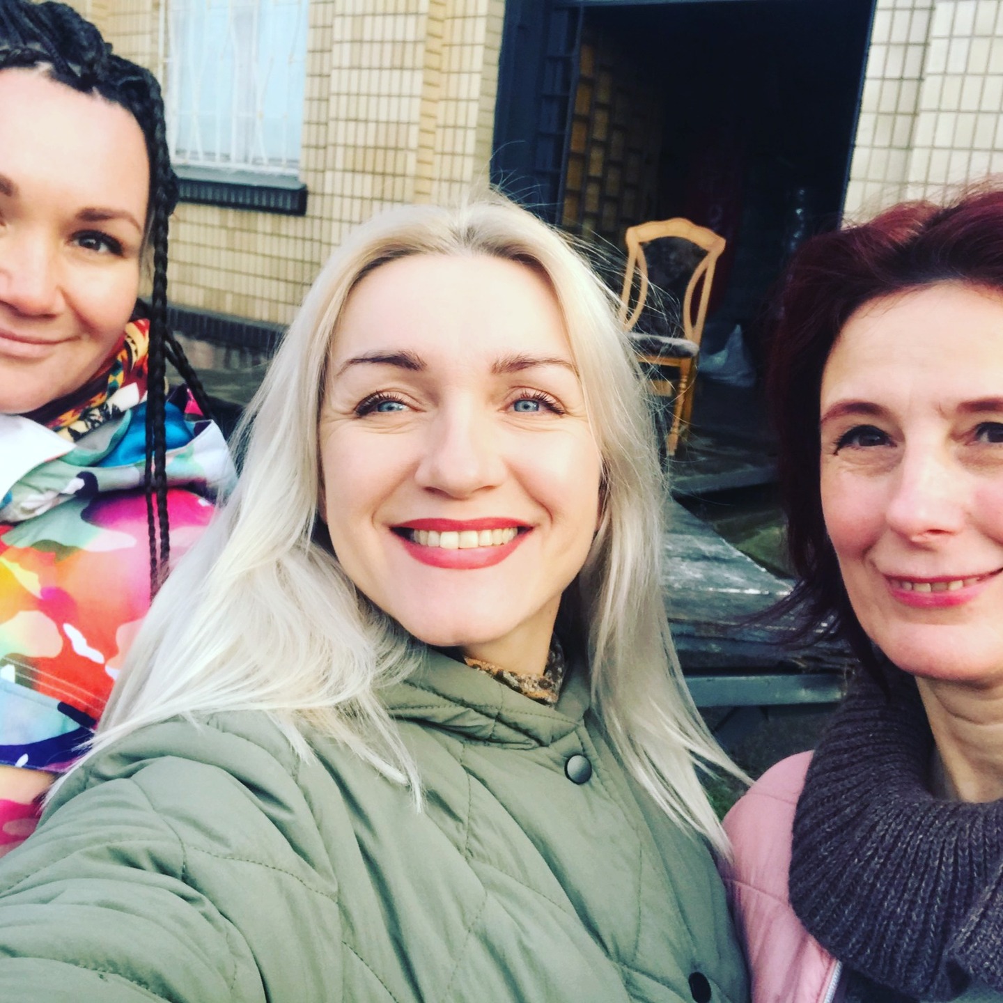 Співпраця, що тримає людей — зустріч із “Армією волонтерів”
11 грудня 2025 року ми нарешті познайомилися особисто з Олександрою та її неймовірною командою «Армія волонтерів». Наше знайомство почалося ще у 2023 році — і всі ці роки ми спілкувалися телефоном, адже разом отримували гуманітарні вантажі із Франції від асоціації Vesna64 . І ось нарешті змогли потиснути одне одному руки.
Цього разу «Армія волонтерів» отримала черговий гуманітарний вантаж, представники фонду долучились до процесу. Обсяг роботи був справді великий — адже цього разу до України прибуло близько 12 тонн допомоги, зібраної у Франції.
Ми висловлюємо щиру подяку асоціації «Весна 64» всім, хто знову і знову докладає величезних зусиль, щоб підтримати українців. Уже четвертий рік вони невтомно працюють, збирають, сортують, пакують — і роблять це з любов’ю та чистими намірами.
Окрема вдячність команді «Армія волонтерів» за вашу силу, організованість і справжнє відчуття плеча. Ви підтримуєте десятки лікарень, військових, родини, що втратили дім, і робите це командно, відповідально, щодня. Раді нашому знайомству та співпраці.
Отриману частину гуманітарної допомоги фонд «Без кордонів» передасть родинам з дітьми, які втратили свої домівки, зокрема — родинам із Бахмута, що зараз проживають у Кропивницькому.
Дякуємо кожному, хто долучений до цього великого та важливого ланцюжка добра.
Разом ми сильніші. Разом — тримаємо гуманітарний фронт.