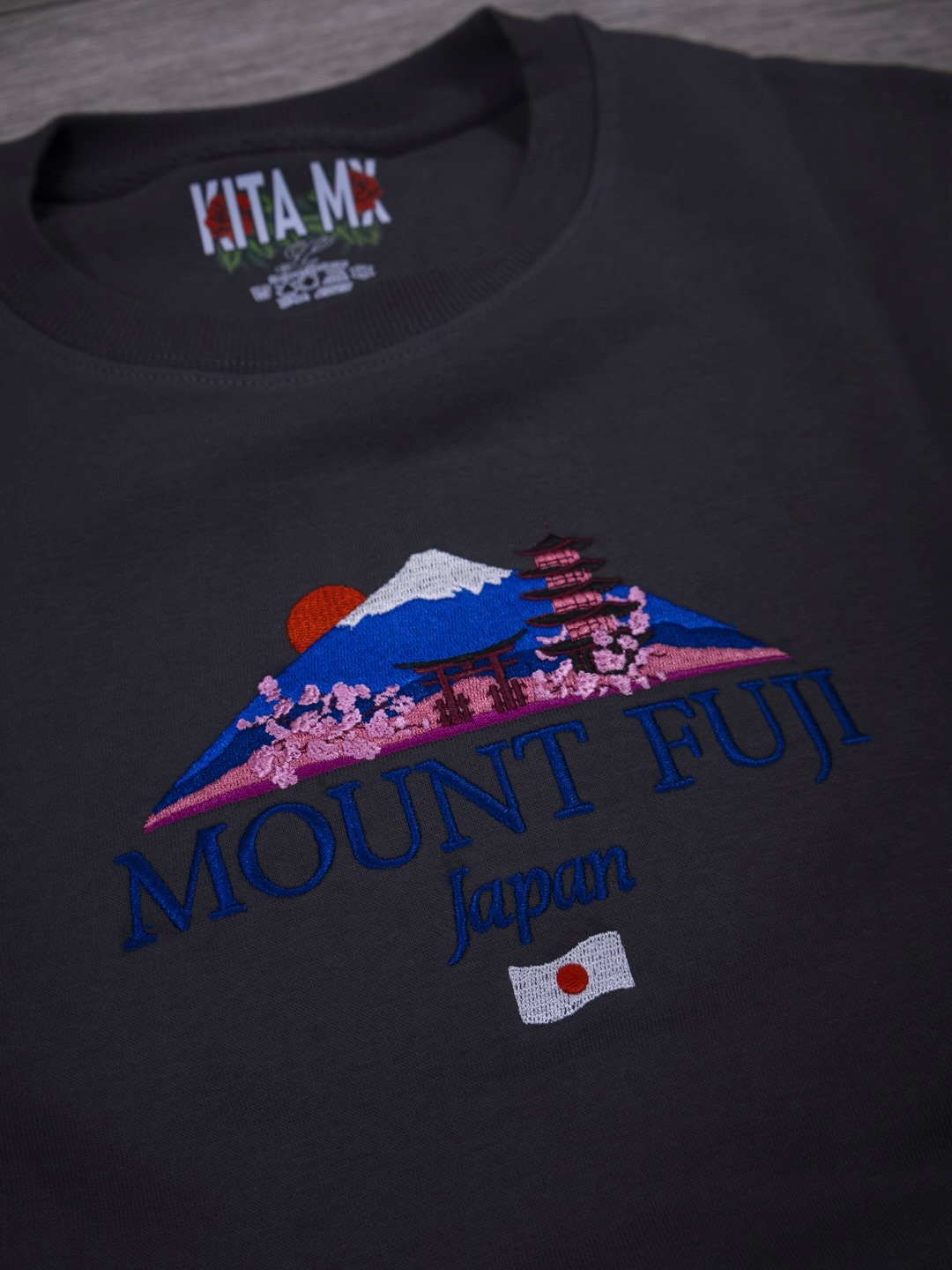 Mount Fuji - Premium Crewneck Charcosl
Elevando los detalles a otro nivel. 🇯🇵 Nuestra sudadera Mount Fuji combina la esencia de Japón con la calidad de KITA MX. Un diseño pensado para quienes no se conforman con lo básico y buscan destacar con piezas que cuentan una historia.
www.kita.com.mx
#KitaMX #StreetwearMexico #HechoEnMexico #ModaUrbana #japanvibes