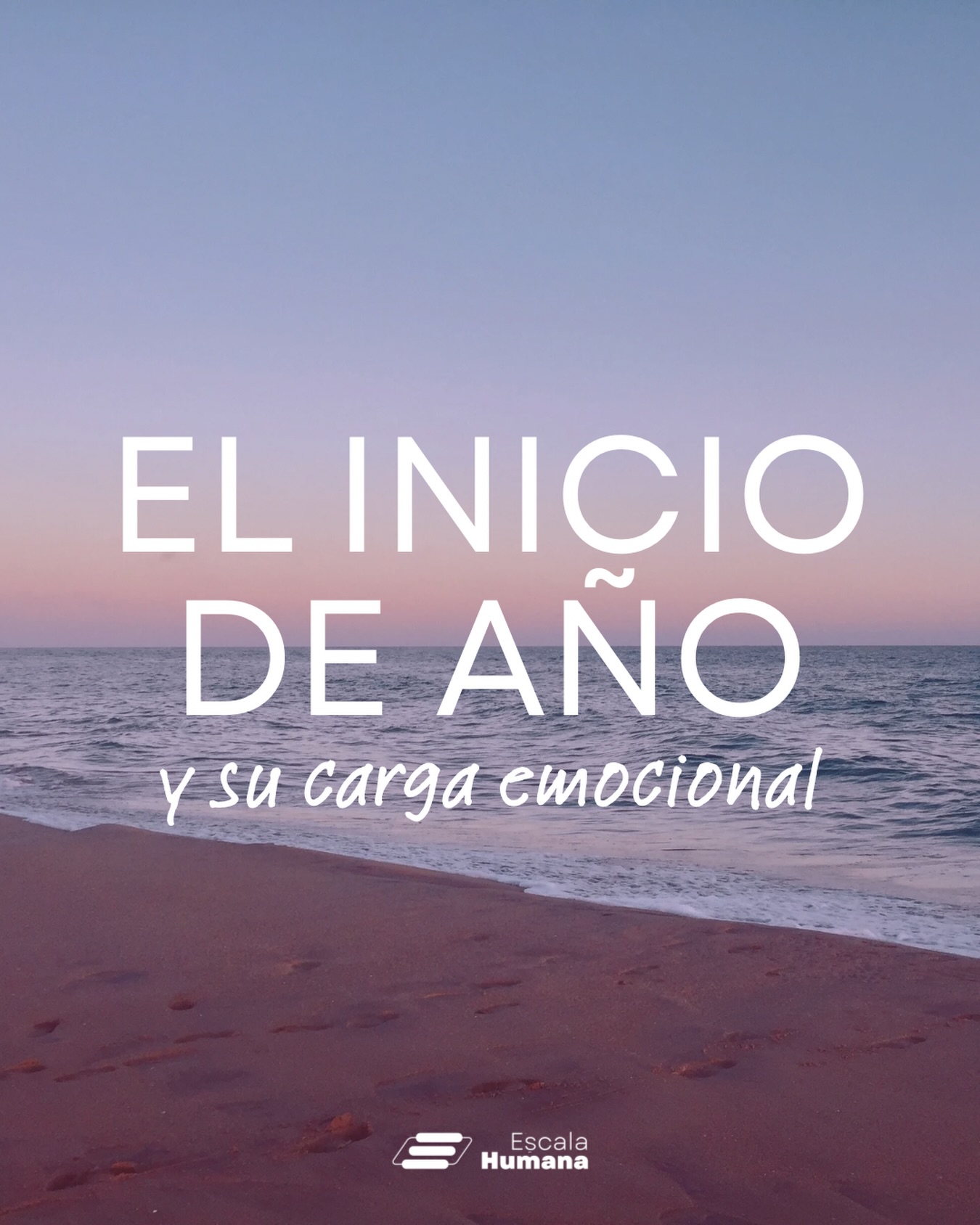 Enero suele vivirse con una emocionalidad particular.
Venimos de semanas intensas de festividades, el año comienza a activarse y muchas personas se sienten dispersas o desconectadas 🌊.
En rigor, entre el 31 de diciembre y el 1 de enero no hay una gran diferencia. Es solo un día más. Pero como sociedad le hemos dado un significado enorme al “comienzo de año”, y desde ahí aparecen expectativas y presiones sobre cómo deberíamos estar empezando 🧭.
Por eso, más que apurarnos a “agarrar el ritmo”, este momento invita a detenerse y mirar cómo estamos. Ponerle nombre a lo que sentimos importa, porque hoy sabemos que el lenguaje no solo describe la realidad: la crea.
Desde el coaching ontológico, a esto lo llamamos DECLARACIONES. Las declaraciones son actos del lenguaje que generan mundos y abren posibilidades. Cuando decimos “este año quiero cuidarme”, o “esto no lo quiero repetir”, no solo describimos un estado: estamos creando un punto de partida 🗣️.
El inicio de año, entonces, también es una declaración. Y no todos necesitamos lo mismo para comenzar un ciclo. Mirar la emoción con la que partimos y lo que queremos movilizar nos permite declarar con más conciencia, desde un lugar que abra posibilidades en vez de cerrarlas.
#CoachingOntologico #2026