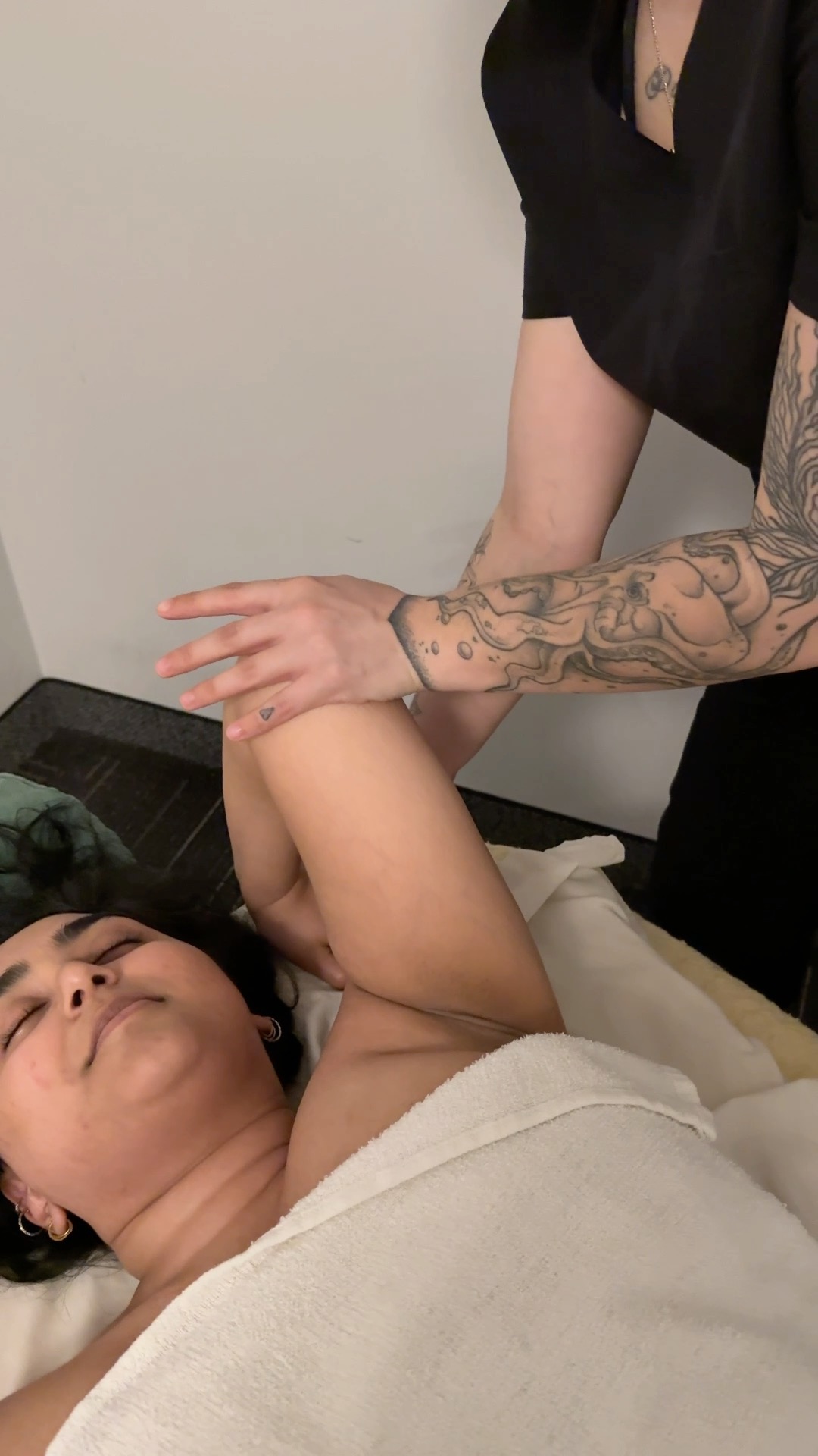 If your arms feel tight, heavy, or tingly after a day of working, scrolling, lifting, or driving, your body is asking for a reset.
This arm stretch is one simple way we support mobility and release built up tension through the forearm, elbow, and wrist.
Click the booking link in our bio for availability with The NAKH Collective.