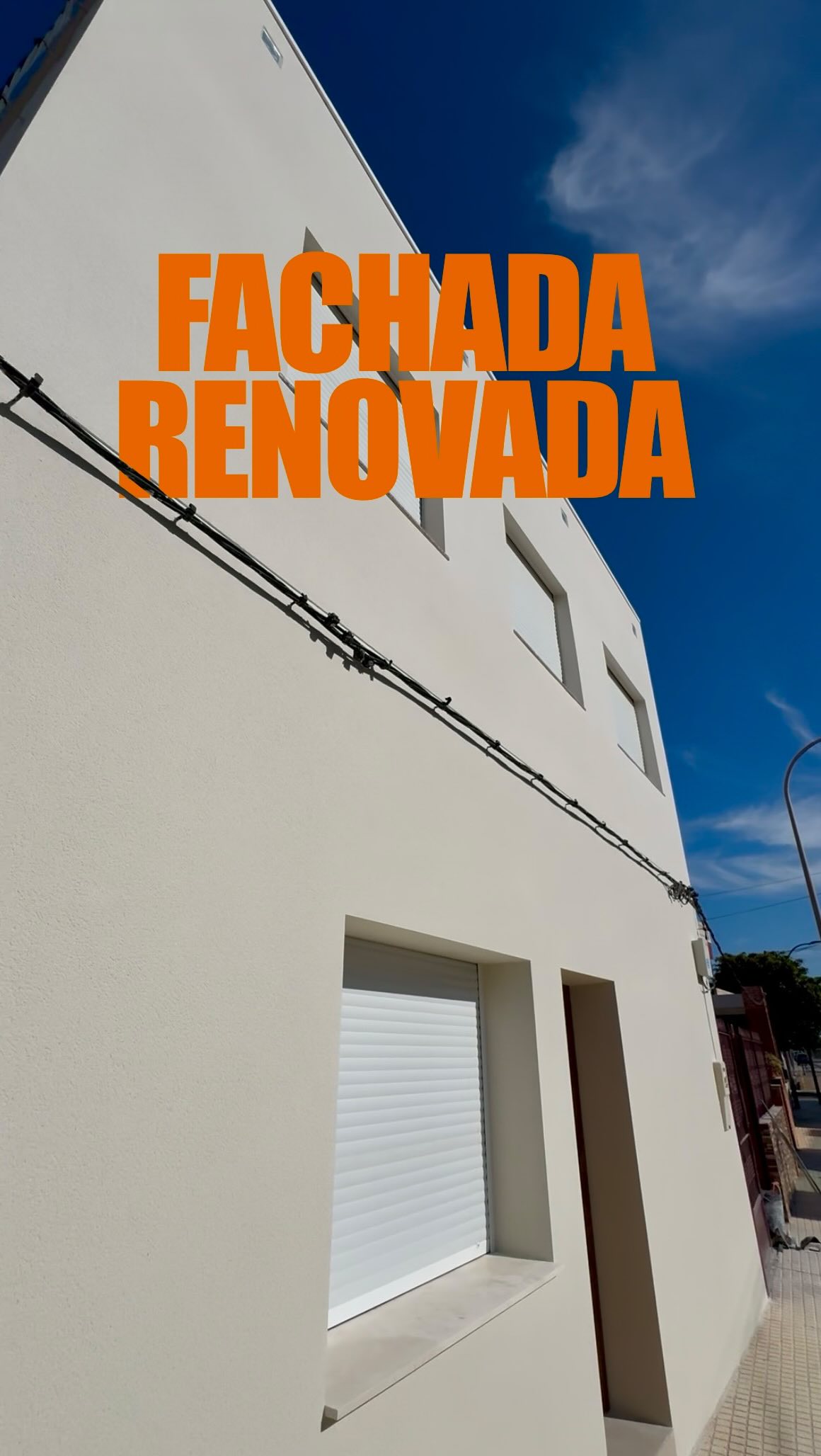 La mayoría solo ve una fachada blanca… nosotros vemos guerra, polvo, problemas, gloria… y valor.
Esto no es solo nuestro trabajo.
Es transformar.
Es resolver cada imprevisto, cada grieta, cada sorpresa que nadie quiere encontrar.
Y al final, no solo queda una fachada impecable…
Queda una casa que vale más, se ve mejor y se siente nueva.
Eso es lo que hacemos.
#Torrevieja #FachadasQueValen #RevalorizamosTuCasa #DetrásDelBlanco #TrabajoReal #TransformaciónQueImpacta #CiudadQuesada