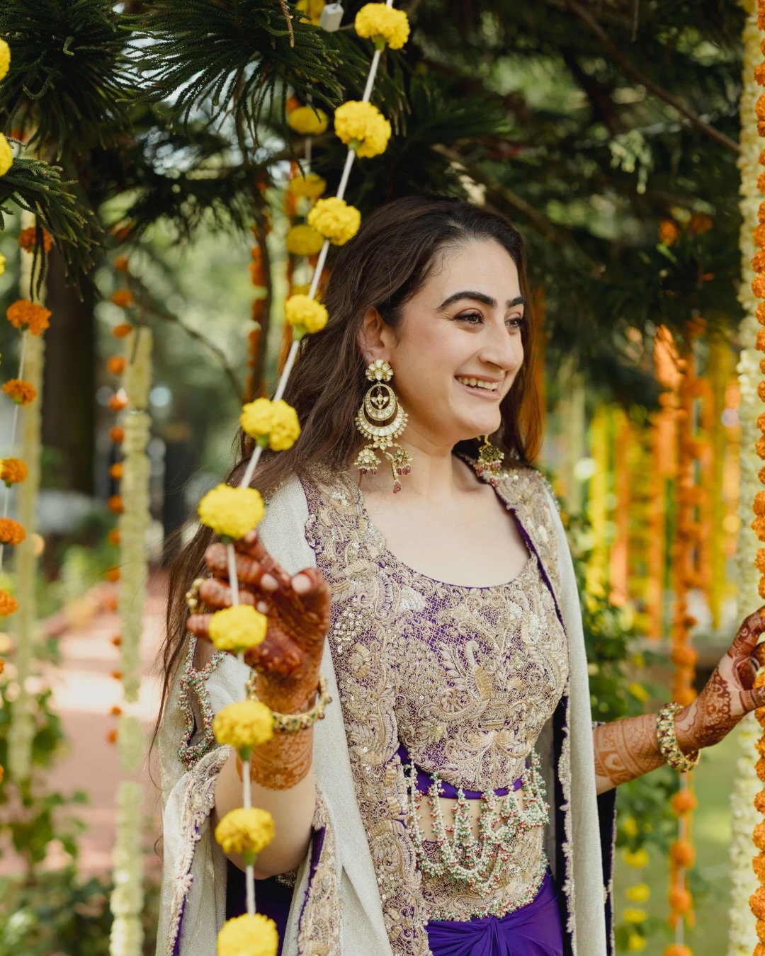 A sunny morning, a Punjabi pind vibe, and hearts full of joy. Mehak and Karan’s mehandi felt like home filled with colour, laughter, and endless dancing. From quiet couple moments to carefree dhol beats, every frame captured warmth, love, and pure celebration.
Wedding planners: @weddingsbyesl
Social media @theweddinggramco
Couple: @mkingithappen
Decor: @gunjanaarora, @twobeweddesigns
Makeup Artist: @makeupbybhagyashreetanwar
Photography: thehouseontheclouds
Digital Designing: @_sonalstudio_
#ShaadiWalaGhar #AtHomeMehndi #IntimateIndianWedding #MumbaiWedding
(At home mehndi, shaadi wala ghar, mehndi vibes, intimate wedding moments, mumbai wedding)