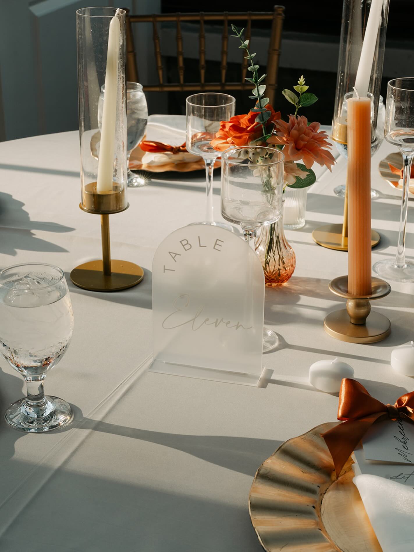 Oh this tablescape is serving ✨ Proof that the magic is in the details — and the details are very good
Coordinator - @dmvweddingsandevents
Venue/catering - @nicholasatthemanorsva
Photography - @isabelbrachophotos
Videography - @set_in_stone_films
DJ - @goldeventgroup
Florals - @petalnbloom.studio
Glam - @rcd.artistry
Desserts - @thepurplecrumbs