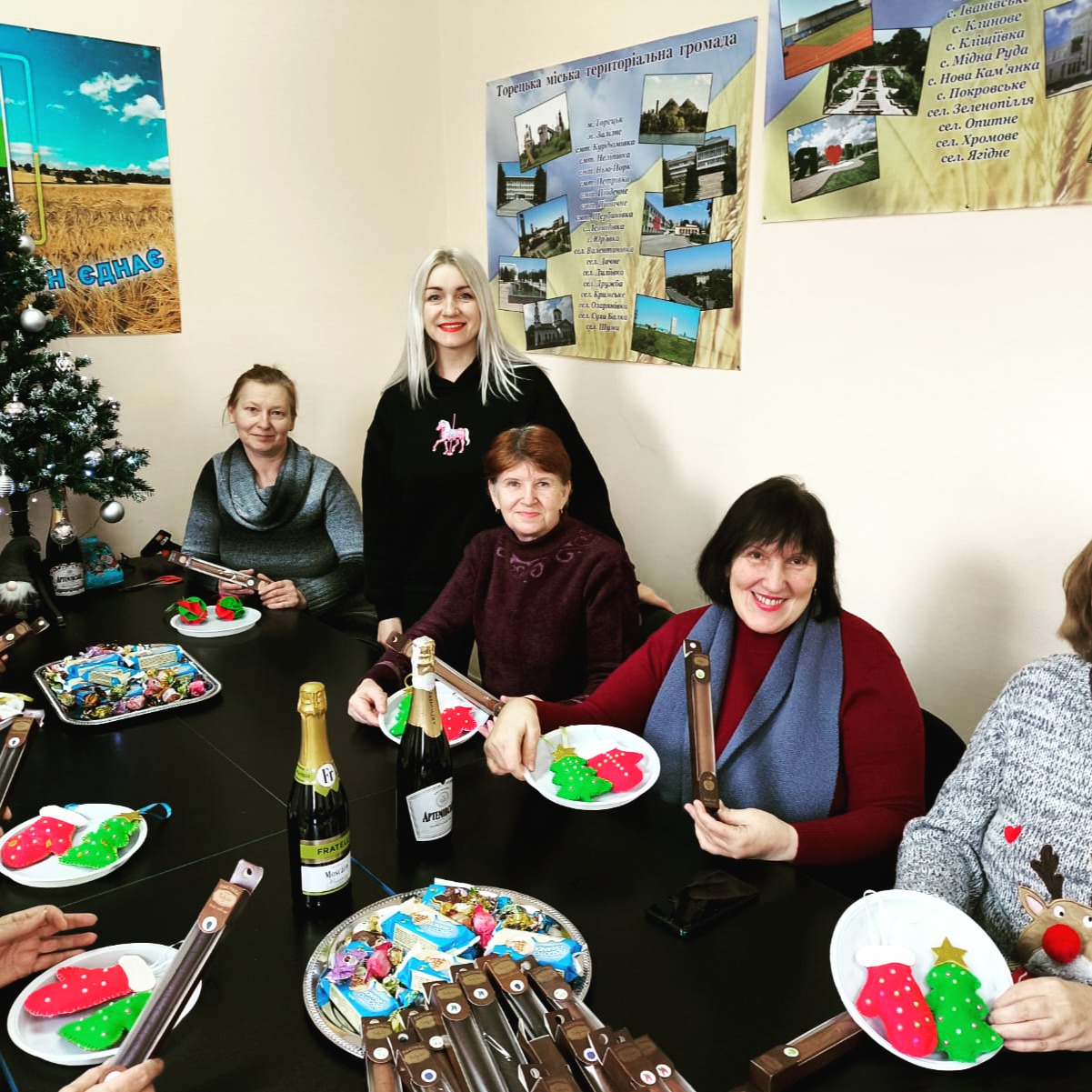Фонд «Без кордонів» відвідав осередок Бахмутського району - Бахмутський Район Єднає Вінниця, який наразі працює у м. Вінниця.
Ми прийшли саме в той момент, коли завершувався черговий майстер-клас — простір був наповнений живим спілкуванням, роботою, рухом і відчуттям спільності.
До нашої зустрічі також долучилися партнери, з якими ми вже реалізували спільні ініціативи з підтримки постраждалих дітей — зокрема акцію «Разом до школи» в межах освітнього проєкту мережі магазинів «Магік». Такі зустрічі ще раз нагадують, як важливо об’єднувати зусилля заради дітей і родин, які переживають найбільше втрати через війну.
Ці родини пройшли через надзвичайно складні випробування — втрату житла, дому, близьких людей. Але попри це вони не живуть лише на дотації чи допомогу. Вони створюють цінність для громади, у якій живуть сьогодні: працюють, творять, гуртуються, надихаються й надихають інших.
Напередодні Нового року вони піднімають келих Артемівського — як символ незламності свого краю, пам’яті про дім і віри в майбутнє. Це дуже сильний і щирий жест.
Хто, як не ми — приймаючі громади, — маємо підтримати цих людей, допомогти їм адаптуватися в новому, інколи жорсткому сьогоденні, дати відчуття опори та приналежності.
Підтримуймо постраждалі родини.
Вислювлюємо слова подяки учасниці проєкту "Цивільний фронт" підриємиці Бойко Тетяні за смачну та корисну пастилу власного виробництва та французькій Асоціації Vesna64 Lubawka Ukrainka за миючі засоби.
Разом — вистоїмо. 💛
#ФондБезКордонів #ЦивільнийФронт #БахмутськийРайон
#ВПО #ПідтримкаРодин #ПідтримкаДітей #ПриймаючіГромади #РазомЗможемоБільше
#Незламність #Вінниця