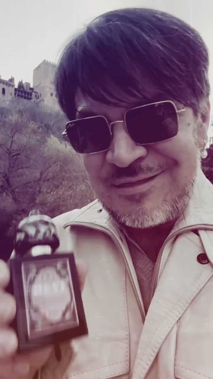 Aquí estoy con el culpable de la lluvia de cumplidos que tuve durante mi paso por Alcorcón!
Madre mía, no podéis haceros una idea de lo que ha sido aquello 😂😂😂
Primer reel de la serie reseñas con acentos! con qué acento hago el siguiente 🤔 Paisa colombiano? Mi acento mexicano tipo Paulina de la Mora en La Casa de Las Flores? Argentino de teleoperadora sin ganas de trabajar? O que tal si me tiro un miamol caribeño?
#cachondeo #reseña #devi #ricardoramosperfumesdeautor #granada