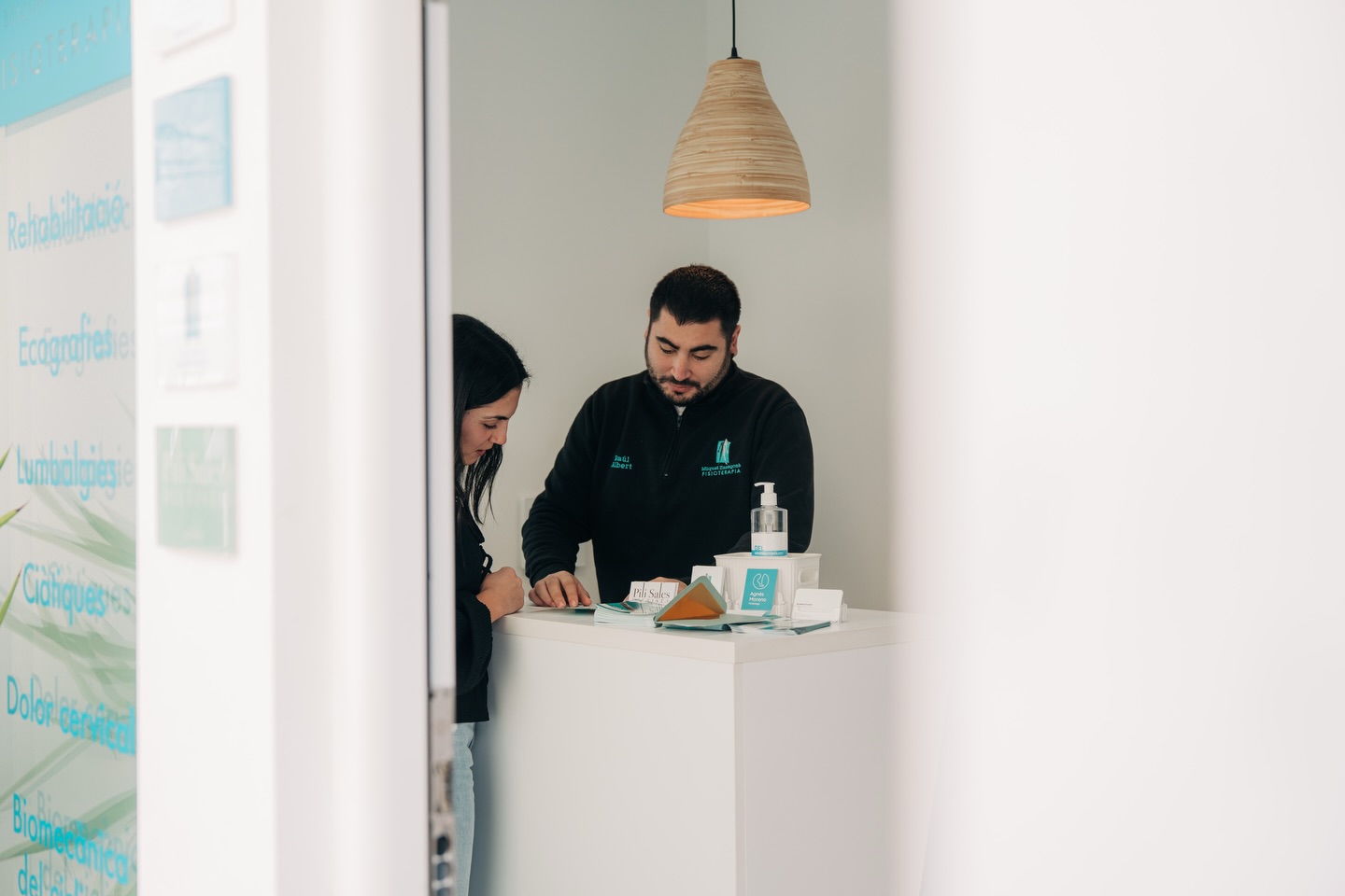 A Clínica Miquel Zaragozà iniciem aquest nou any amb energia, bon ambient i, sobretot, amb el compromís de continuar oferint-vos una atenció propera i personalitzada des del primer moment.
El nostre equip cuida cada detall perquè et sentes acompanyat, escoltat i en bones mans, perquè per a nosaltres cada pacient és únic 💛
Gràcies per confiar en nosaltres. Seguim cuidant de tu!
#NouAny #AtencióPersonalitzada #Equip #ClínicaMiquelZaragozà #Salut Benestar