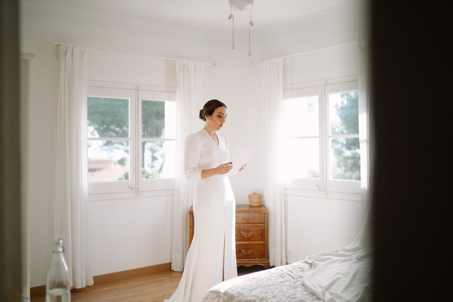 Como fotógrafo, a menudo busco el caos y la fiesta, pero el verdadero peso emocional de una boda suele esconderse en estos momentos de soledad.
El marco de la puerta me sirvió para aislarla del entorno y respetar su espacio mientras repasaba sus votos. A veces, el mejor trabajo que podemos hacer es observar sin interferir.
Lugar: @canribas
MUAH: @anaisboada
Vestido: @valeriolunaceremonia
Fotografía: @juanfrapalos_fotografia
#canribas #fotografiadebodas #weddingphotos #votosdeamor #votos
