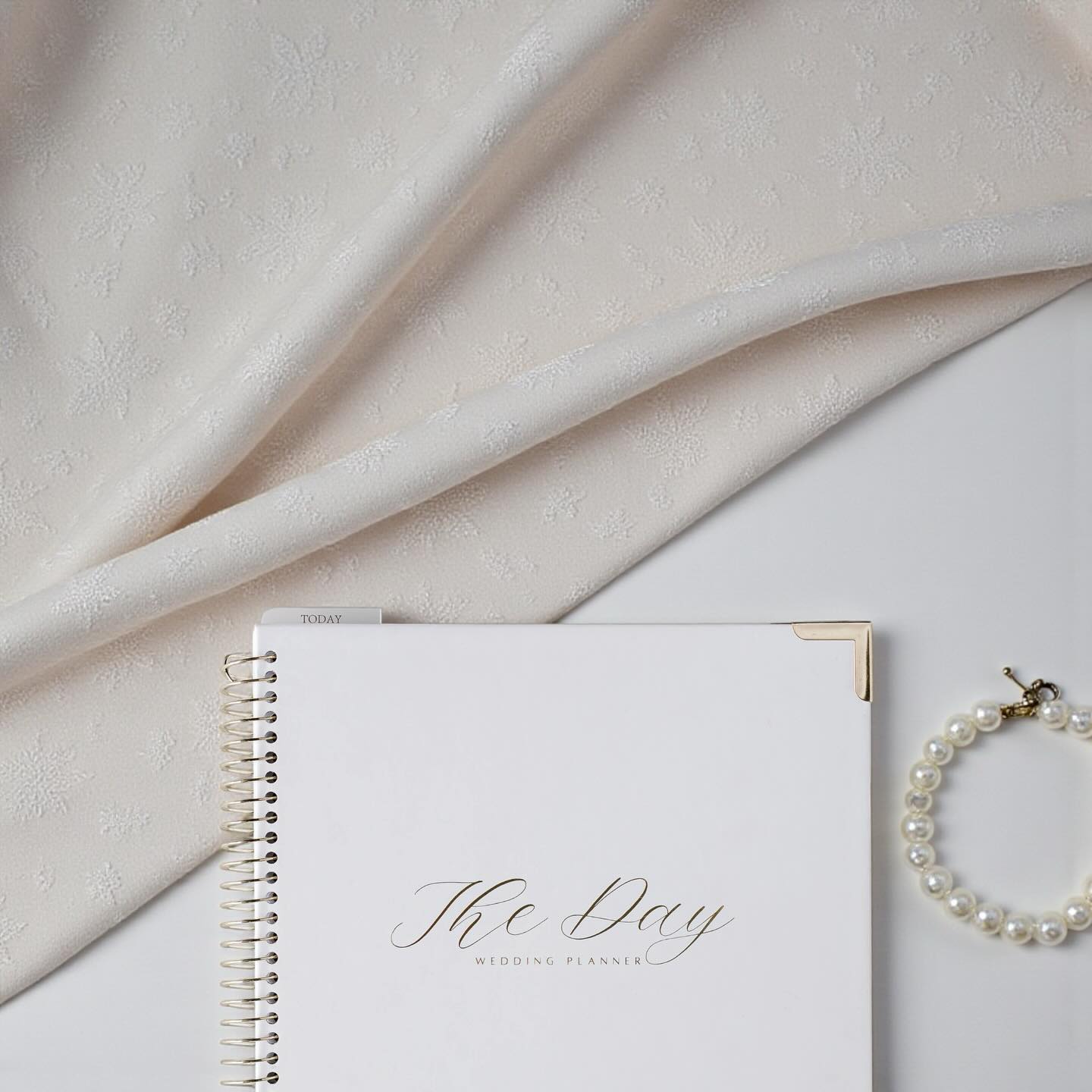 Classic linens and timeless pearls 😍
Have questions about linens, stationary, florals, or your registry? We’ve got you covered…