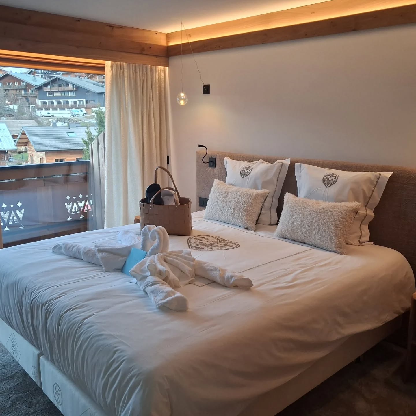 ☀️☀️☀️ Décembre 2025 — Un Mois Pour Ralentir, Ressentir, Être Là 🌟🌟🌟
Décembre n’a pas été un mois de performance.
Il a été un mois de présence.
Des moments simples.
Des parenthèses choisies.
Des expériences vécues dans le corps, pas dans la tête.
🎂 Un anniversaire version grand air
❄️ Une pause à la montagne
🐕🦺 Une sortie surprise en chiens de traîneaux (toujours autant de magie)
Des instants doux, imparfaits, vrais.
Pas pour cocher des cases.
Juste pour être là. Vraiment.
Parce que parfois,
le plus beau “bilan” n’est pas ce qu’on a produit,
mais ce qu’on a ressenti.
Je referme décembre avec gratitude…
et j’entre en 2026 avec plus de clarté, de calme et d’ancrage ✨
💬 Et toi,
qu’est-ce que décembre t’a laissé ?
#Décembre2025 #FinDAnnée #Présence #SlowLiving #MomentsVrais
CorpsEtConscience ÉnergieFéminine VieAlignée Gratitude
HiverIntérieur IsabelleCurratCoaching FitLeaderPro