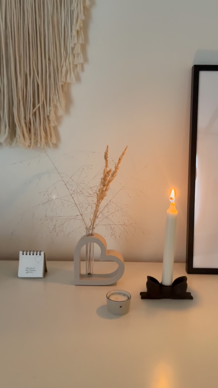 Wir kreieren nichts, was wir nicht selbst feiern würden. 😉🤎✨ Handmade. Mit Herz. Für euch & für uns.
#laviaatelier #kerzenhalter #vase #dekoliebe