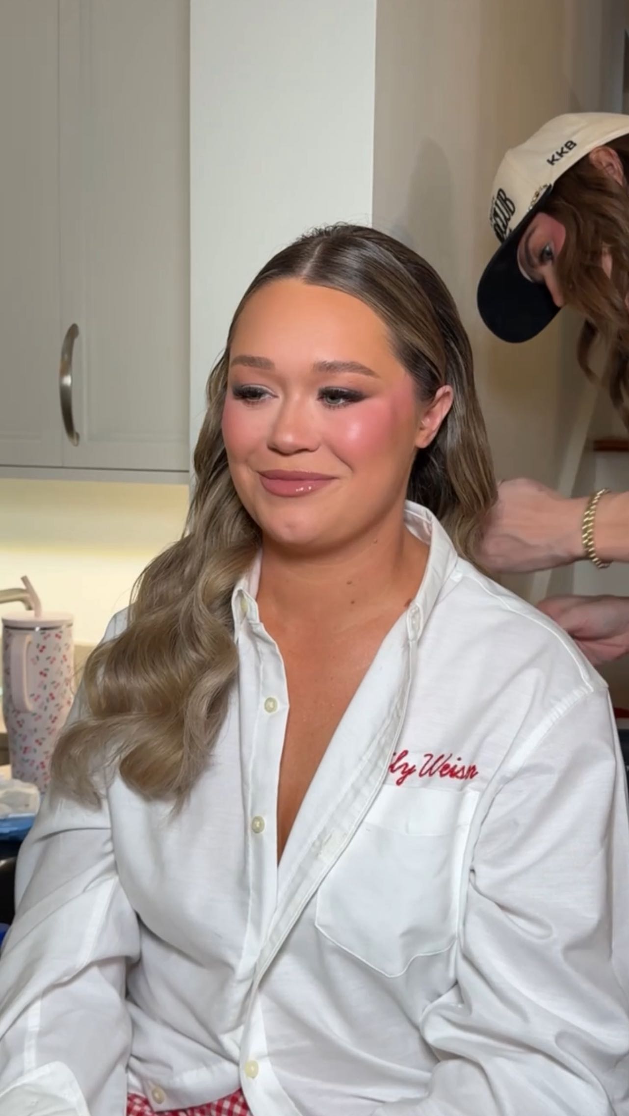 Pinky full glam + tucked Hollywood waves 💕
•
•
#bridalmakeupartist #bridalhair #makeupartist #weddinghairinspo #hollywoodwaves