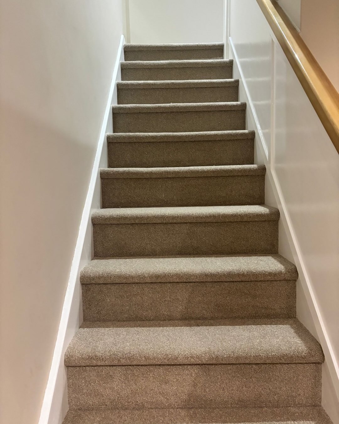 A stunning stairs & landing carpet install for a returning client based in Greens Norton..
Twist Carpet together with 10mm foam underlay, replacement carpet grippers and door bars too....fitted in a Hollywood style to help accentuate each stair tread....tight and efficient fitting elevates the quality of finish superbly!
Please do get in touch if this is something you'd like or simply wish to discuss your next project with us that requires a quality floor covering..
#carpets #carpetfitting #stairs #carpetfitting #carpetdesign
sales@gofloorit.co.uk
01327 220555
...or via our socials