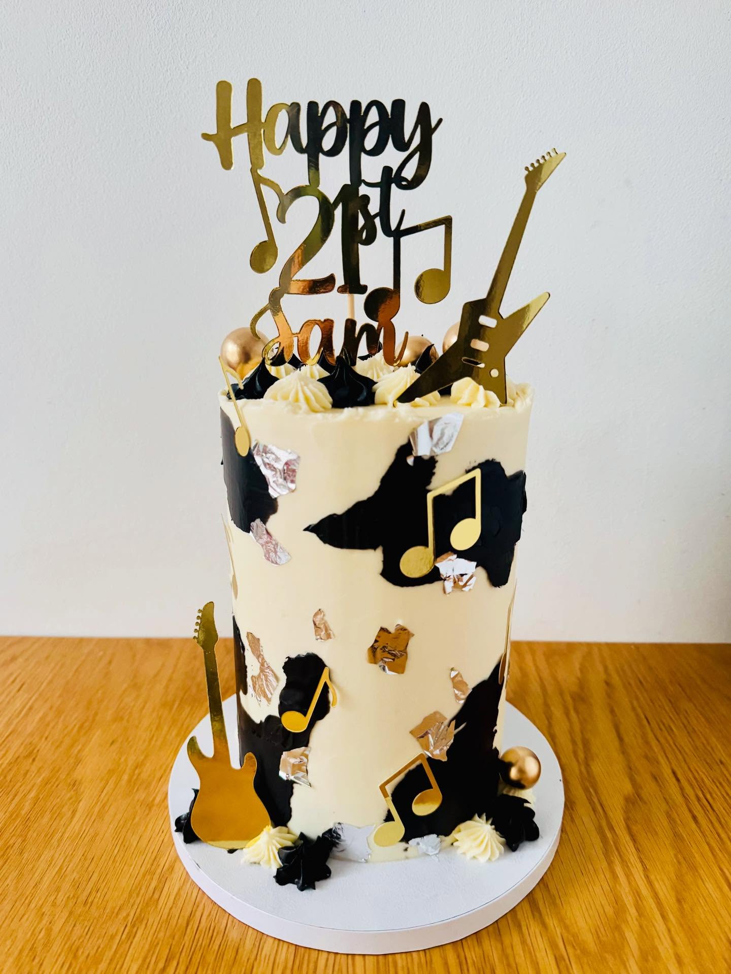 𝑨𝒍𝒍 𝒂𝒃𝒐𝒖𝒕 𝒕𝒉𝒆 𝒎𝒖𝒔𝒊𝒄 🎶🎸
A bold music-inspired cake with gold details and strong contrasts for a big birthday.
🍰 5” tall vegan chocolate cake
#MusicCake #BerkshireBaker #CustomCakeDesign #VeganCakes #InstaCake