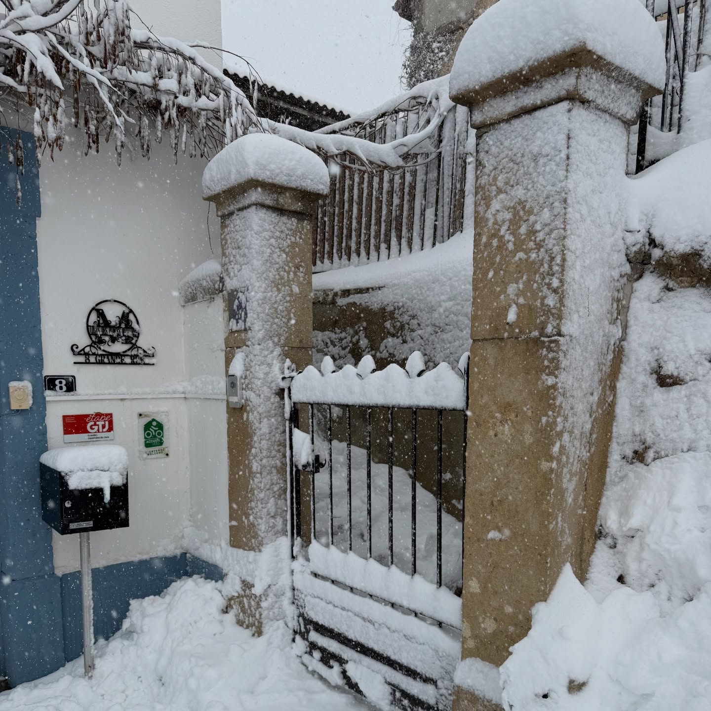 ❄️✨ Le Pays Horloger sous un manteau blanc ✨❄️
Ce matin, la magie opère : la neige tombe en abondance sur nos paysages, transformant le @payshorloger en un véritable décor de carte postale. Des flocons denses, une poudreuse immaculée… On se croirait presque revenus en enfance, là-haut dans le Haut-Doubs, quand chaque hiver était une aventure à vivre.
🏔️ Un appel à l’évasion : Et si on enfilait les raquettes ou les skis pour s’élancer dans ce paradis blanc ? Ce week-end le @pnrdoubshorloger nous offre aujourd’hui un terrain de jeu exceptionnel, entre forêts silencieuses et collines enneigées.
💭 Et vous, ça vous donne envie de quoi, cette neige ? Une balade en famille, une descente en luge, ou simplement un chocolat chaud devant la fenêtre à admirer le spectacle ?
#neige #montagnesdujura #chambredhotes