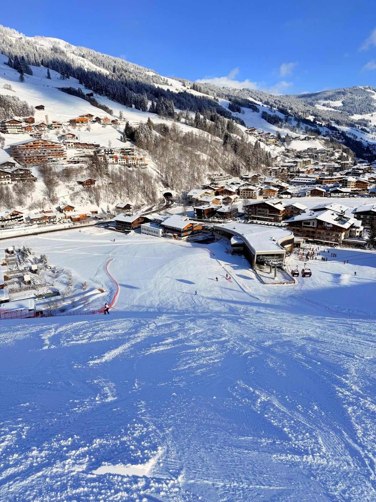 Letzte Vorbereitungen für den FIS SKI Paraweltcup hier bei uns in Saalbach! ❄️🎿 Danke an unser gesamtes Schiclubteam! Grosser Dank auch an die Kollegen der Hinterglemmer Bergbahn für die große Unterstützung! 🙌 Wir starten morgen mit dem Abfahrtstrainig! 👉11.00 Uhr! 💪💪
#teamwork #paraweltcup #saalbach #homeoflässig #fisparasnowsports