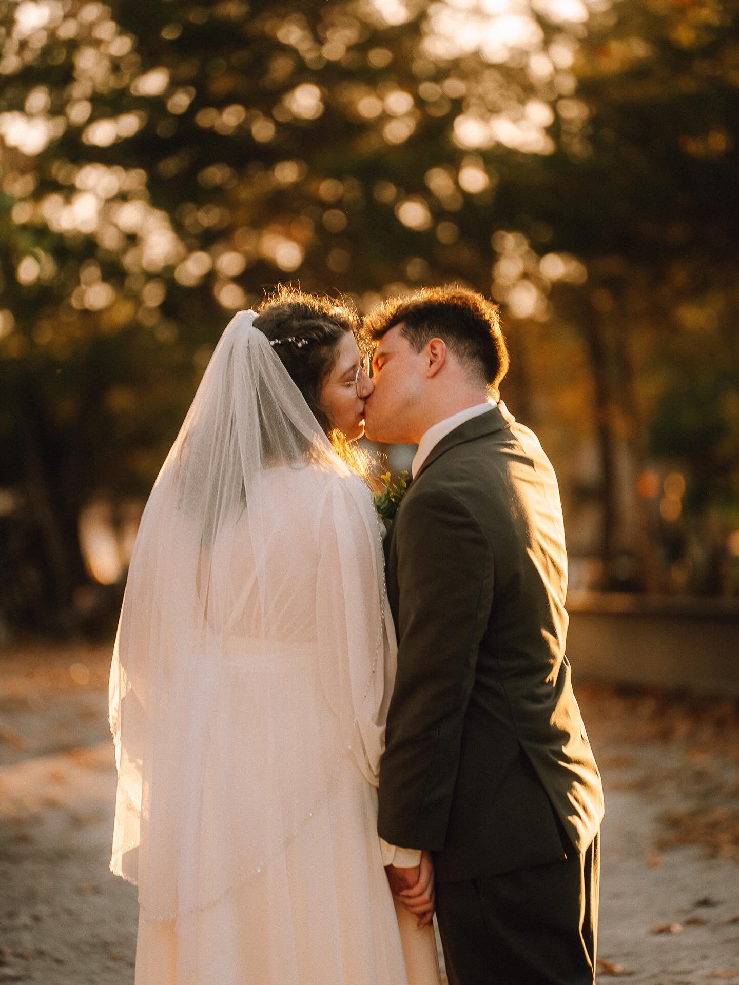A few more shots from Syd & Lindsay’s beautiful wedding with their wonderful friends and family. 🧡
———
#weddingphotos #weddingday #midwestwedding #tietheknot #mophotographer