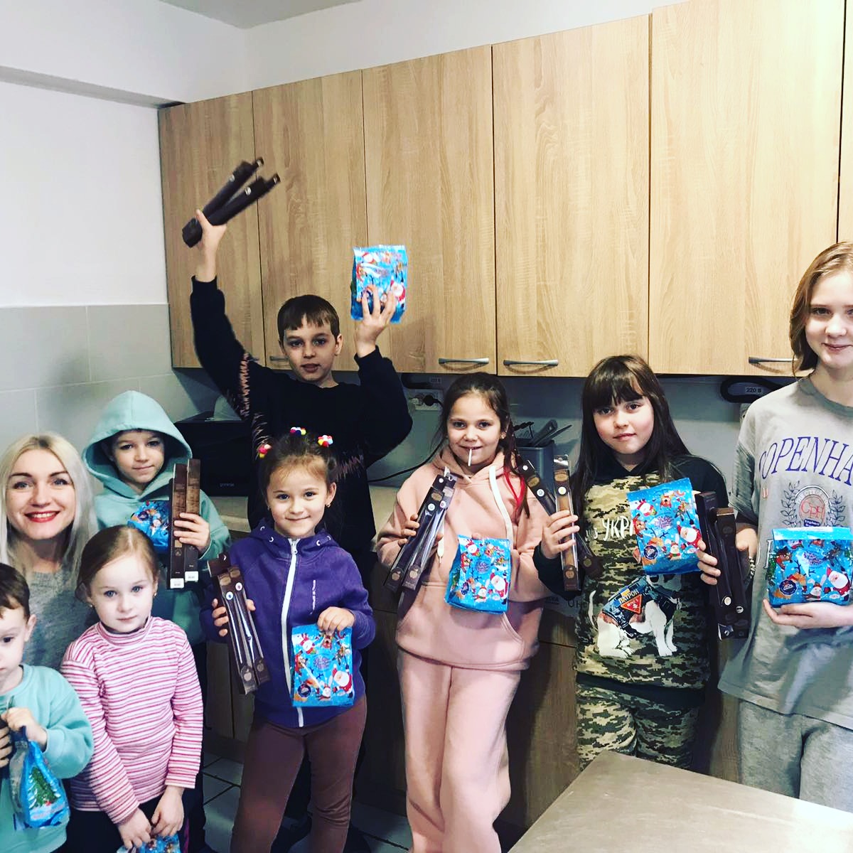 Фонд «Без кордонів» привітав з прийдешнім Новим роком дітей-переселенців, які втратили свої домівки і з 2022 року живуть у Вінниці в гуртожитку.
🌞 Цих дітей ми знаємо вже багато років — вони буквально виросли у нас на очах. Декого ми пам’ятаємо ще зовсім маленькими, з наплічниками й тривогою в очах. Сьогодні вони вже школярі, мрійники — діти, які надто рано подорослішали.
☑️ Мар'їнка, Макіївка, Сніжне, Краматорськ, Добропілля, Сєвєродонецьк, Попасна, Рубіжне, Золоте, Соледар — Донецької та Луганської областей.
☑️ Ці назви ми чули з новин, де говорили про важкі бої, обстріли, руйнування. А тепер ми читаємо їх у довідках ВПО. Багатьох із цих міст і сіл уже фактично не існує — ворог зруйнував їх, зрівняв із землею, залишивши людей без житла, без минулого, без точки повернення.
❤️ Саме тому так важливо підтримувати цих дітей усіма можливими способами. Навіть якщо допомога здається невеликою — вона має значення. Знаки уваги, теплі слова, просте «ми поруч» — усе це наповнює, дає сили й нам самим рухатися далі.
🤝 Ми щиро дякуємо французькій асоціації Vesna64 Lubawka Ukrainka за передані миючі засоби, які також передали родинам.
🫶 Окрема подяка учасниці Благодійного Альянсу «Цивільний фронт» — Бойко Тетяні за смачну пастилу власного виробництва, якою змогли потішити дітей.
🫶 Допомагаючи іншим, ми підтримуємо не лише їх — ми підтримуємо й себе, нашу віру та людяність.
Дякуємо всім, хто поруч із цими родинами й дітьми у найскладніші часи.
ДОЛУЧАЙТЕСЬ ДО НАШИХ ІНІЦІАТИВ!
#ЦивільнийФронт #ФондБезКордонів #ДітиВПО
#ДітиВійни #ПідтримкаДітей
#ПідтримкаВПО #Весна64
#РазомЗможемоБільше