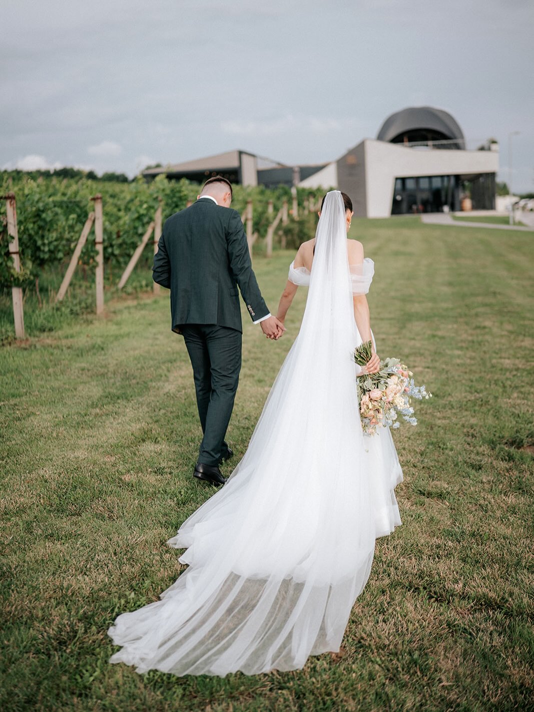 💍 Svatba Adama & Zuzky – děkujeme, že jsme byli u toho!
👔 DETAIL, KTERÝ NEŠEL PŘEHLÉDNOUT
Adamův zelený svatební oblek byl jasným statementem celého dne.
✔ moderní střih
✔ luxusní materiál
✔ barva, která vystoupí z davu
Pokud chceš jako ženich zaujmout a necítit se „jen v klasice“, zelený oblek je trefa do černého 🌿
Styl, sebevědomí a elegance v jednom.
📸 Hledáš oblek, který vypadá skvěle naživo i na fotkách?
👉 Inspiruj se u nás a vyber si oblek, ve kterém budeš hlavní hvězdou dne. www.mejta.cz