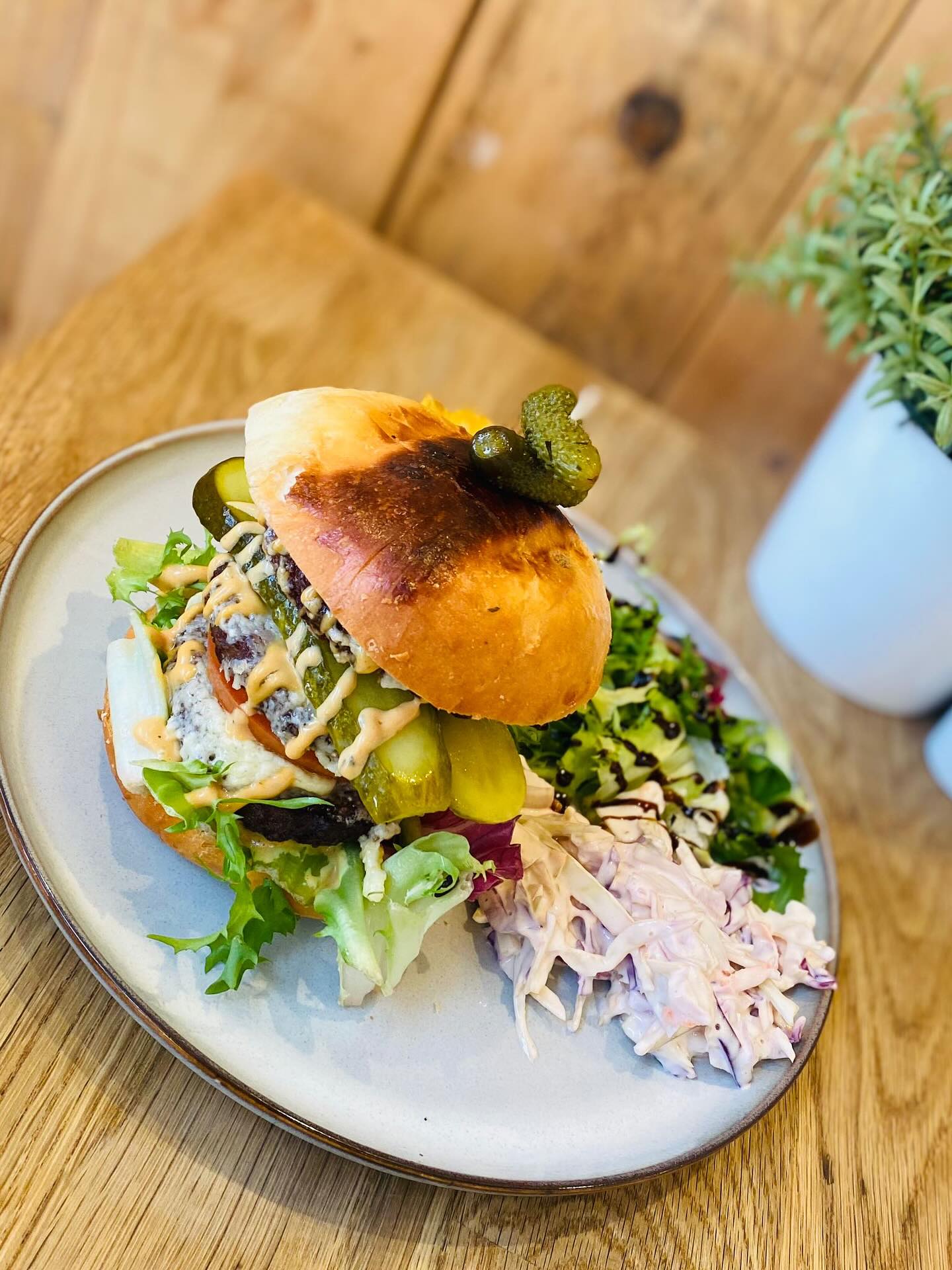 One of our specials today is the double stack cheeseburger 🍔
•Brioche roll, beef burgers, red onion, gherkins, chipotle sauce & melted cheese 😍 available to eat in or takeaway!
Be really careful when coming into the tearoom, our car park is very slippy with the ice.