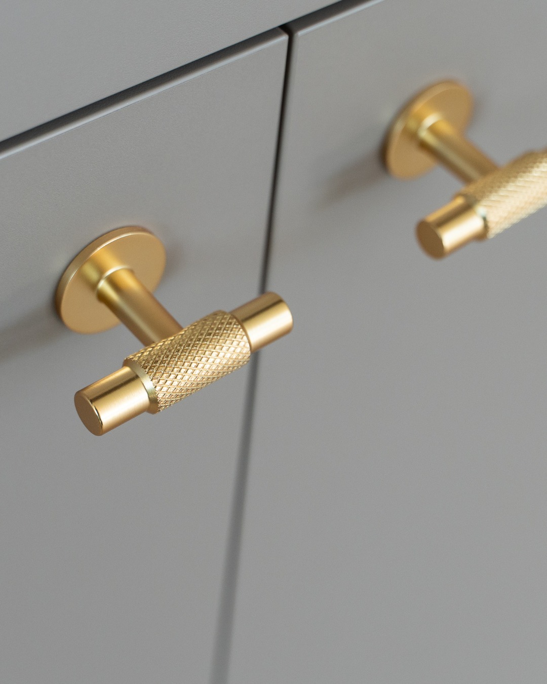 Feine Details formen den Charakter eines Raums. Unser Planungsteam verbindet klare Linien mit präzisem Schreinerhandwerk und schafft Lösungen, die den Alltag schöner und stimmiger machen.
Fust in Wil. Schreinerei. Innenarchitektur.