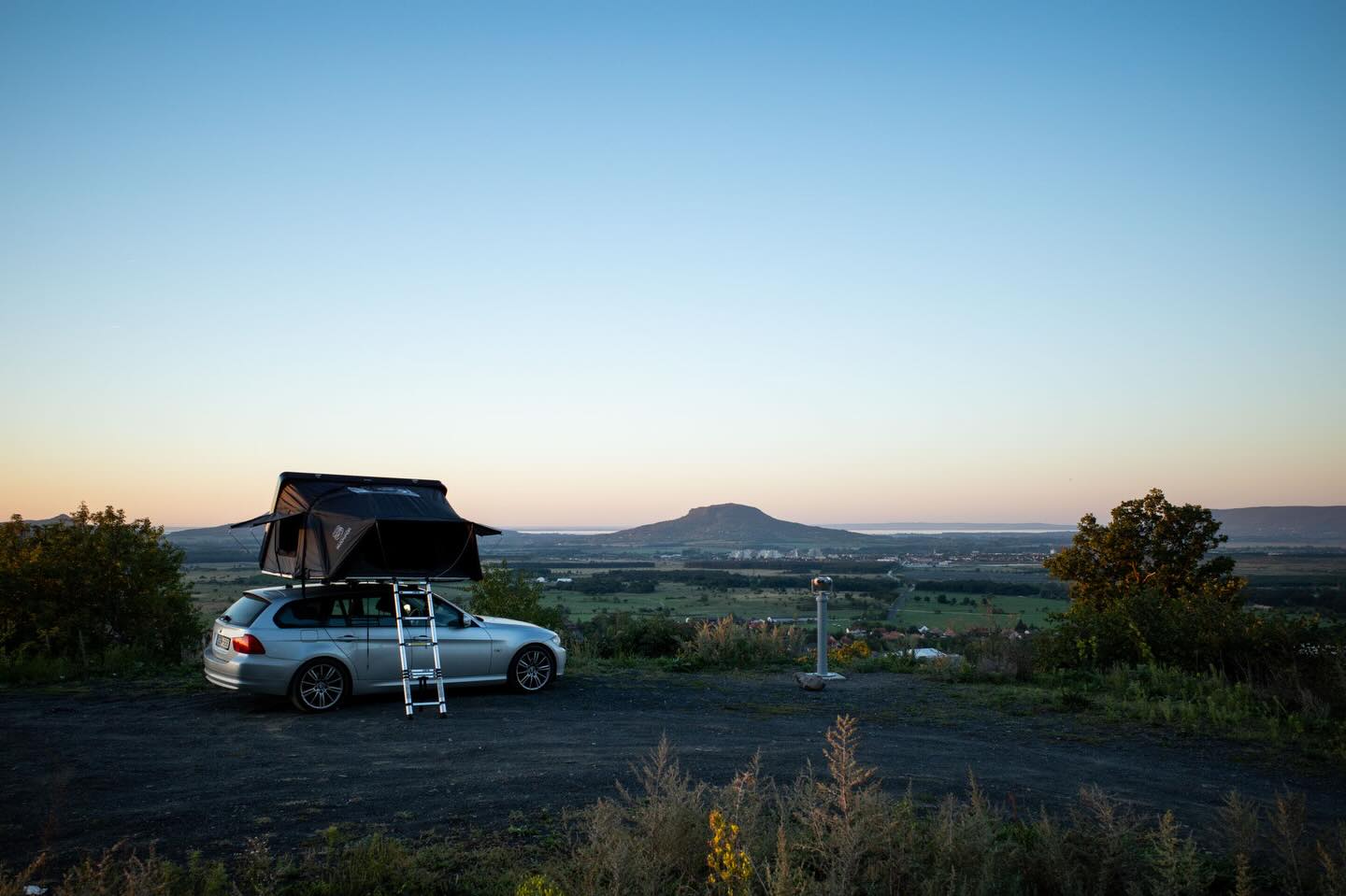 Mi is az az autó tetősátor?🚗
Az autó tetősátor egy olyan sátor, amely az autó tetején kap helyet. Utazás közben össze van csukva, ha célba értél pedig pár mozdulattal kinyitható, így egy kényelmes és védett alvóhelyet kapsz az autód felett.
Kiknek való?🌍
✔️Utazóknak, akik szabadon és kényelmesen szeretnének kempingezni.
✔️Túrázóknak, road-trip rajongóknak.
✔️Bárkinek, aki egy új szintre emelné a sátrazás fogalmát.
Ha szeretnéd kihasználni nyaralásod minden percét,
heverészve élvezni a napfelkeltét, egy kényelmes székből, az első sorból nézni a naplementét, új élményekkel gazdagodni, akkor ne keress tovább.
Ismerj meg minket – utazz idén tetősátorral! ⛺
#balatonfelvidek #tetosator #kemping #rooftoptent #ikamper