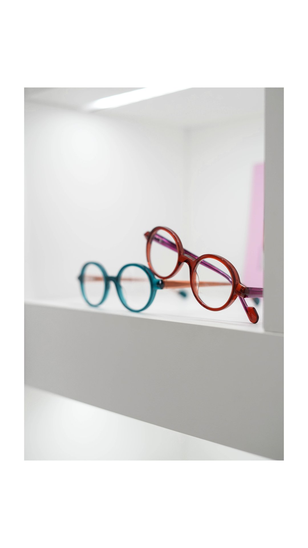 ✨ Zoom sur les yeux de vos enfants !
Dans cette vidéo, on vous fait découvrir notre jolie sélection de montures pour enfants : colorées, solides et surtout… confortables !
Mais n’oubliez pas :
➜ Une belle monture, c’est bien.
➜ De bons verres, c’est essentiel.
La vue, c’est précieux, surtout à l’âge où tout s’apprend, tout se découvre.
Alors prenez soin de la vue de vos enfants… avec style et qualité ! 💙
📍Rendez-vous chez Optique Philippot pour un accompagnement tout doux, même pour les petits bouts !
-
Lunette enfant l Lunette enfant Montpellier l Séléction lunettes l Opticien Montpellier