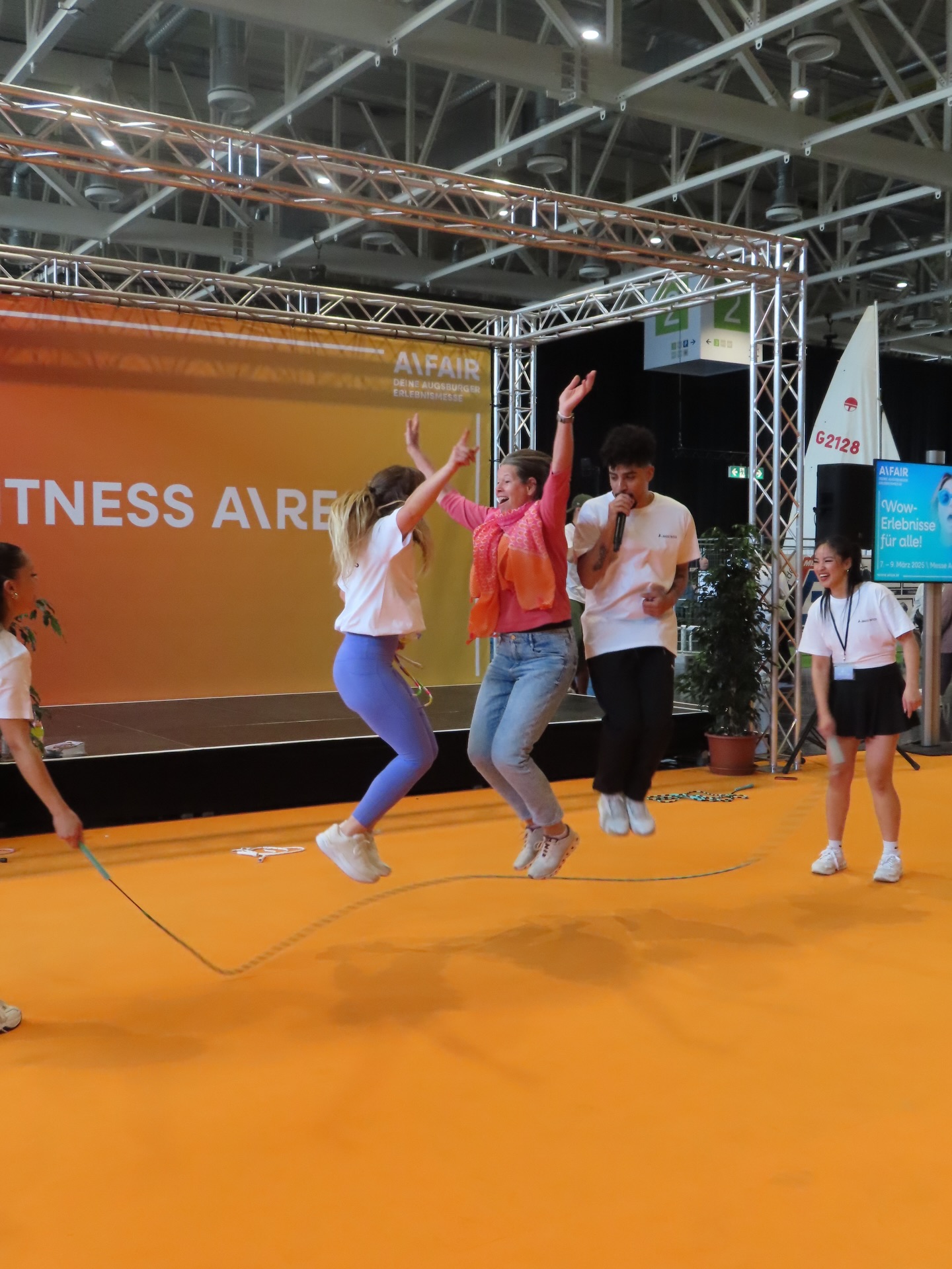Bewegung verbindet. 🩵
Genau so hat es sich letztes Jahr auf der AFAIR angefühlt.
🤸 AFAIR Messe Augsburg · 30. Januar – 1. Februar 2026 · Save the date
Erlebe Freestyle Jump Rope wie nie zuvor!
👉 Workshops · Auftritte · Challenges · Preise gewinnen 🎉