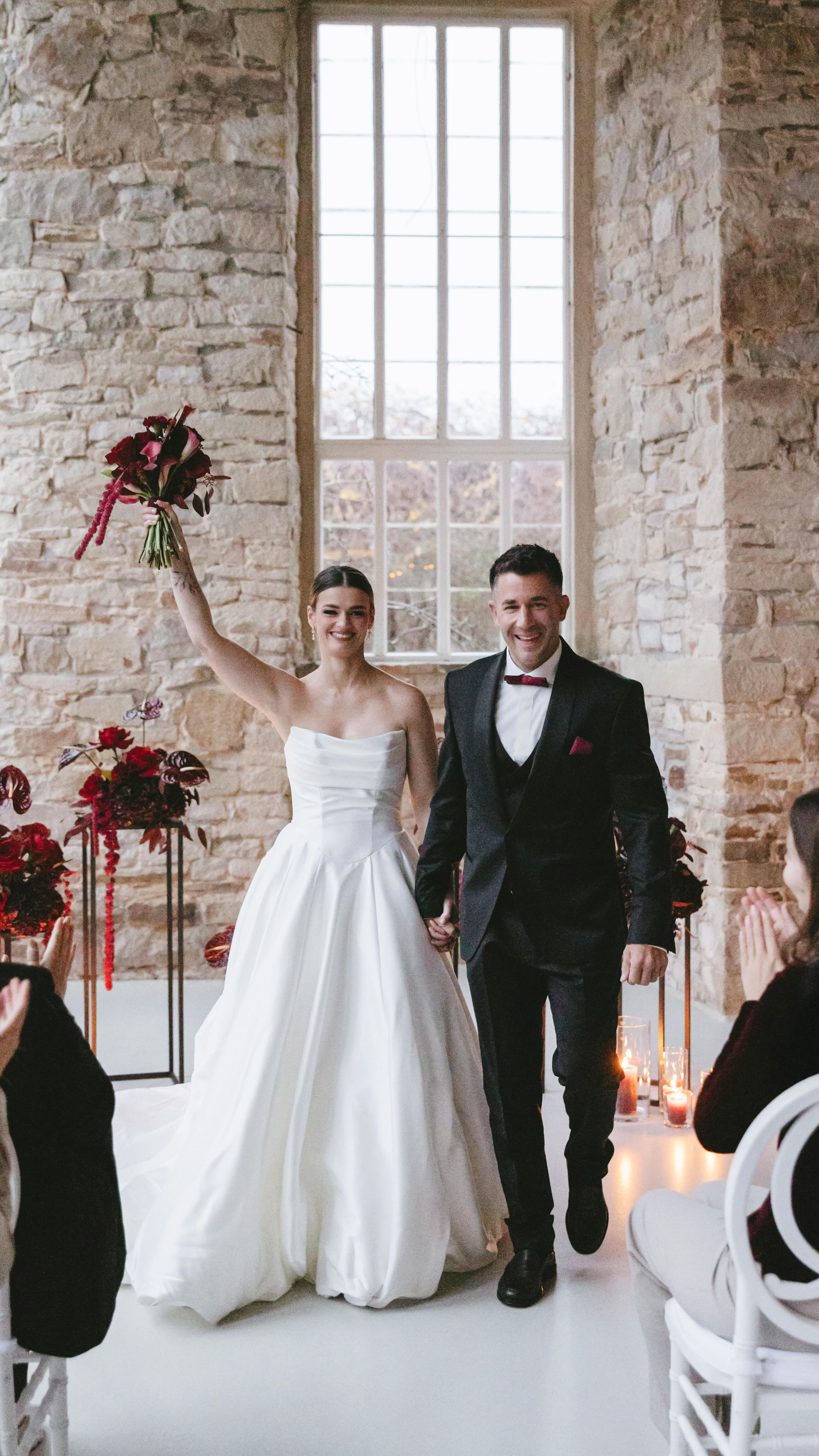 Der Winter ist entschleunigend. Wir erlauben es uns etwas runterzufahren. Weniger Termine - mehr Zeit für Gemütlichkeit.
Genau diesen Vibe bringen Winterhochzeiten. So sehr ich den Sommer liebe - und ich liebe ihn wirklich - diese Atmosphäre kann nur der Winter.
Stellt euch vor - eine elegant gestaltete indoor Trauung mit einem Meer aus Kerzen. Ein Sitzplan aus schwerem Satin Stoff und danach ein Empfang begleitet von Espresso Martini.
Draußen: Nebel über dem alten Gutshof.
Oder goldenes Winterlicht, das den ganzen Tag bleibt.
Winterhochzeiten sind intim, sinnlich und so voller Atmosphäre.
Planung und Konzept: @carolinardler_hochzeiten
Location: @orangerie_gut_ostenwalde
Fotografin: @pmmoments_wedding
Videograf: @amdmediafilms
Model Couple: @juulezs @antonio.de.lisi
Single Bride: @angelinanse
Floristik und Dekoration: @ivyandrose_de
Geschirr, Besteck und Gläser: @zeltemaehlmann
Stylistin: @neginsmakeup
Papeterie: @noorddesign
Brautmode: @brautmoden_wiegmann
Herrenausstatter: @kramer_hannover
Hochzeitstorte: @delicious_cake_bremen
Kronleuchter: @kiana_events
Livezeichnerin: @farbmomentebynica
Brautschmuck: @schmuck.bluete
Trauringe: @verspoor_trauringe
#hochzeitsdeko #hochzeitsfloristik #glamorouswedding
ELEGANTE HOCHZEITSDEKO
DEKOVERLEIH
HOCHZEITSDEKO
BURGUNDY WEDDING