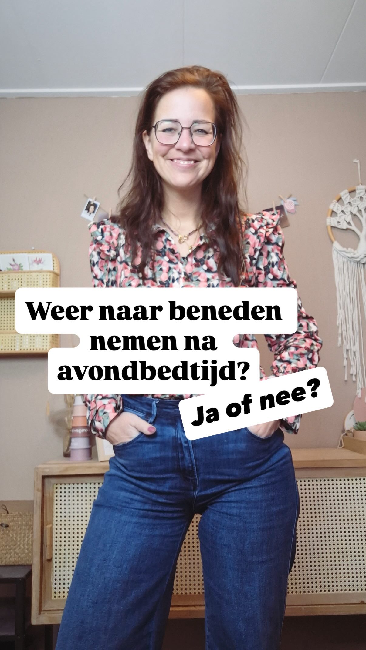 💫Weer mee naar beneden of niet?
Wanneer je kindje niet wil slapen of het naar bed gaan een strijd wordt in de avond, kan de neiging groot zijn om je kindje weer uit bed te halen en mee naar beneden te nemen.
En eerlijk? Dat snappen we heel goed.
Je kindje wordt vaak meteen rustig, speelt misschien nog even en valt misschien daarna als een blok in slaap. Misschien wijst het zelfs al naar de deur.
Werkt dit voor jullie? Dan lekker doen! Toch zullen wij dit zelf niet zo snel aanraden bij avondbedtijd. En wel om deze redenen:
✨Het weer naar beneden gaan kan onderdeel worden van de routine. Wat een gewoonte is, verwacht je kindje elke avond.
✨Je kindje kan dit ook ’s nachts gaan verwachten. Met als gevolg dat hij of zij alleen nog wil slapen nadat jullie samen beneden zijn geweest.
✨Als er strijd is of je kindje niet (alleen) wil slapen, wil je kijken naar de oorzaak en die aanpakken. In plaats van het gevolg (het niet kunnen inslapen).
✨Een langer bedtijdritueel zorgt vaak voor extra vermoeidheid, met juist méér kans op nachtelijk waken.
• Door je kindje direct uit bed en uit de kamer te halen, leert het niet dat het bedje en de slaapkamer een fijne, veilige plek zijn om tot rust te komen.
Daarom adviseren wij om in het kamertje te blijven en je kindje te leren dat het bedje en de kamer een prettige plek zijn. Uiteraard met troost waar nodig .
Laat je kindje niet huilend achter en help je kindje eerst met je aanwezigheid. Van daaruit leer je je kindje stap voor stap zelfstandig slapen.
❤️Wist je dat we 3 fijne trainingen hebben waarin we je leren hoe je jouw kindje hierbij kan begeleiden?
Eén voor baby’s ( liefdevol zelf leren slapen), één voor dreumesen/peuters ( betere slaap voor dreumes en peuter) en één voor tweelingen (liefdevol zelf leren slapen voor tweelingen).
Zet hieronder liefdevol en je ontvangt een link met meer informatie.
Liefs,
Anneke & team