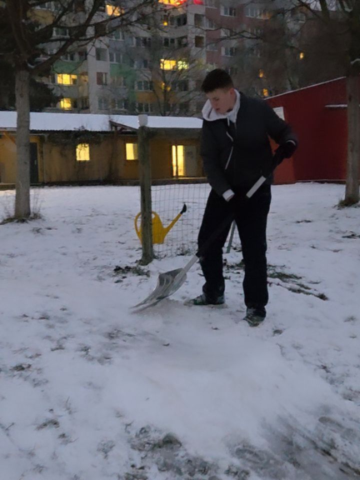 Snowskaten und Rodeln war heute wieder möglich!
Ein kleiner Schanzenbau-Workshop ging sich auch noch aus.
#schneeinwien #snowskaten #rodeln
#rennbahnweg
#asp #ifep