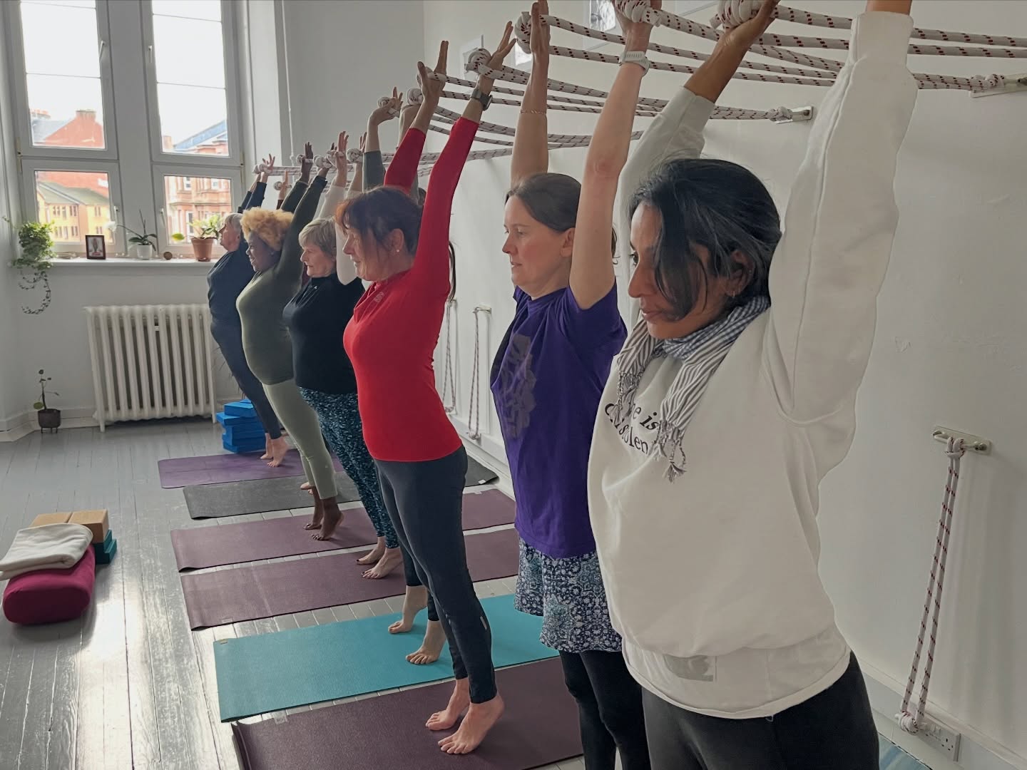 A Happy New start to 2026!
Great to see everyone at my Yoga workshop today.
Our focus was Yoga backward bends - (Purva Pratana Sthiti), including some rope work (#YogaKurunta) moving towards #EkaPadaRajakapotasana the King Pigeon Pose
#yogabackwardextensions #iyengaryoga #yogasarvasya 🙏🏼
Thanks for the pics Tina @studioharmony19