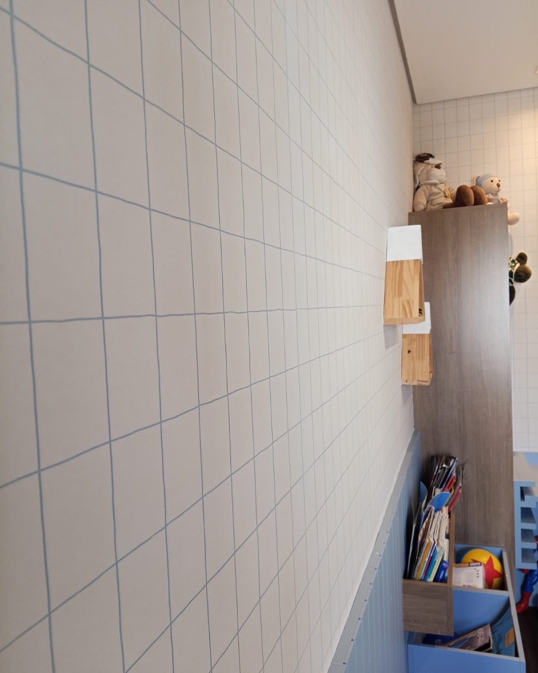 ✨ Um quarto infantil cheio de charme e aconchego ✨
Neste projeto, o papel de parede da Coleção Bucalo foi a escolha ideal para criar um ambiente leve, lúdico e atemporal no quarto da criança.
O desenho delicado em linhas traz textura e personalidade sem pesar, deixando o espaço acolhedor, organizado e perfeito para acompanhar o crescimento.
Decoração que estimula o bem-estar, a imaginação e o conforto em cada detalhe. 🤍
📍 Instalação realizada por L&D Decorações
📲 Conheça a Coleção Bucalo e transforme o quarto dos pequenos.
#papeldeparede #quartoinfantil #colecaobucalo #decoracaoinfantil #designinteriores