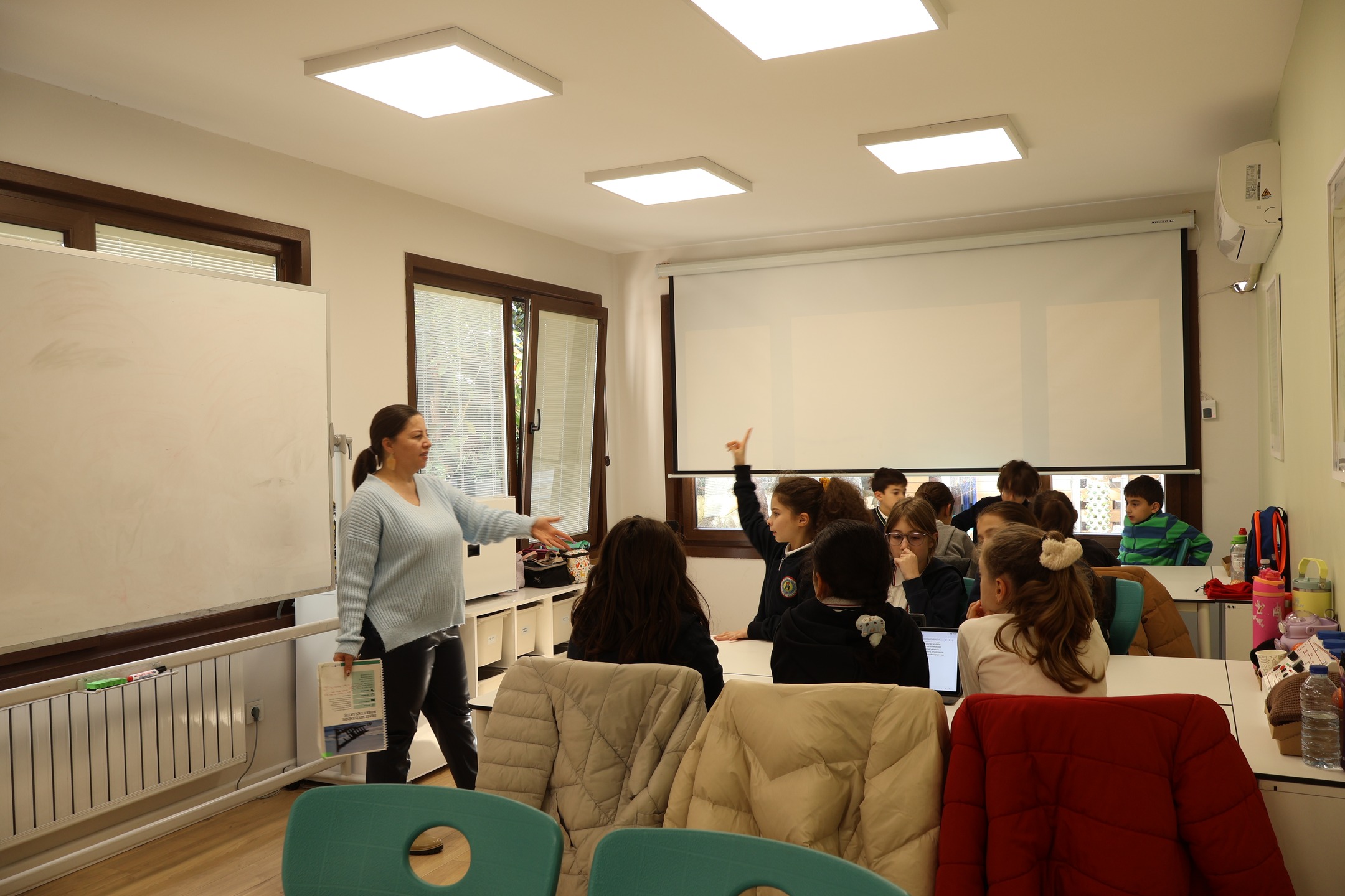 🏫 EcosySTEM, 2026 yılında da eğitimlere kaldığı yerden ediyor!
Eğitim merkezinin yeni yıldaki ilk misafirleri, Nihat Işık İlkokulu’nun 4. sınıf öğrencileriydi. Bugün “Hava” ve “Atık Yönetimi” modülleriyle doğa ve bilim hakkında eğlendikleri bir keşfe çıktılar. 💨🧪♻️
#EcosySTEM #IDEAUniversal #ÇevreEğitimi #STEM #Sürdürülebilirlik #Kadıköy #ÇocuklarİçinBilim #EğitimMerkezi #AvrupaBirliğiBaşkanlığı #blackseabasin #rasimpasamuhtarligi #kadikoybelediyesi #interregnext #interregnextbsb #avrupabirliğibaşkanlığı #avrupabirliğiprojesi #ecosystemhub #stemeducation #robotik #kadıköyçevrefestivali #kadıköybelediyesi #geleceginekoliderleri #ekoliderler #blackseabasin #enviromentaleducation #çevrefarkındalığı #kadıköy #yeldeğirmenimahallesi #EcosySTEM #IDEAUniversal #Eğitim #STEM #Sürdürülebilirlik #ÇevreEğitimi #Innovation #ScienceEducation #Kadıköy #FutureGenerations #EUProjects